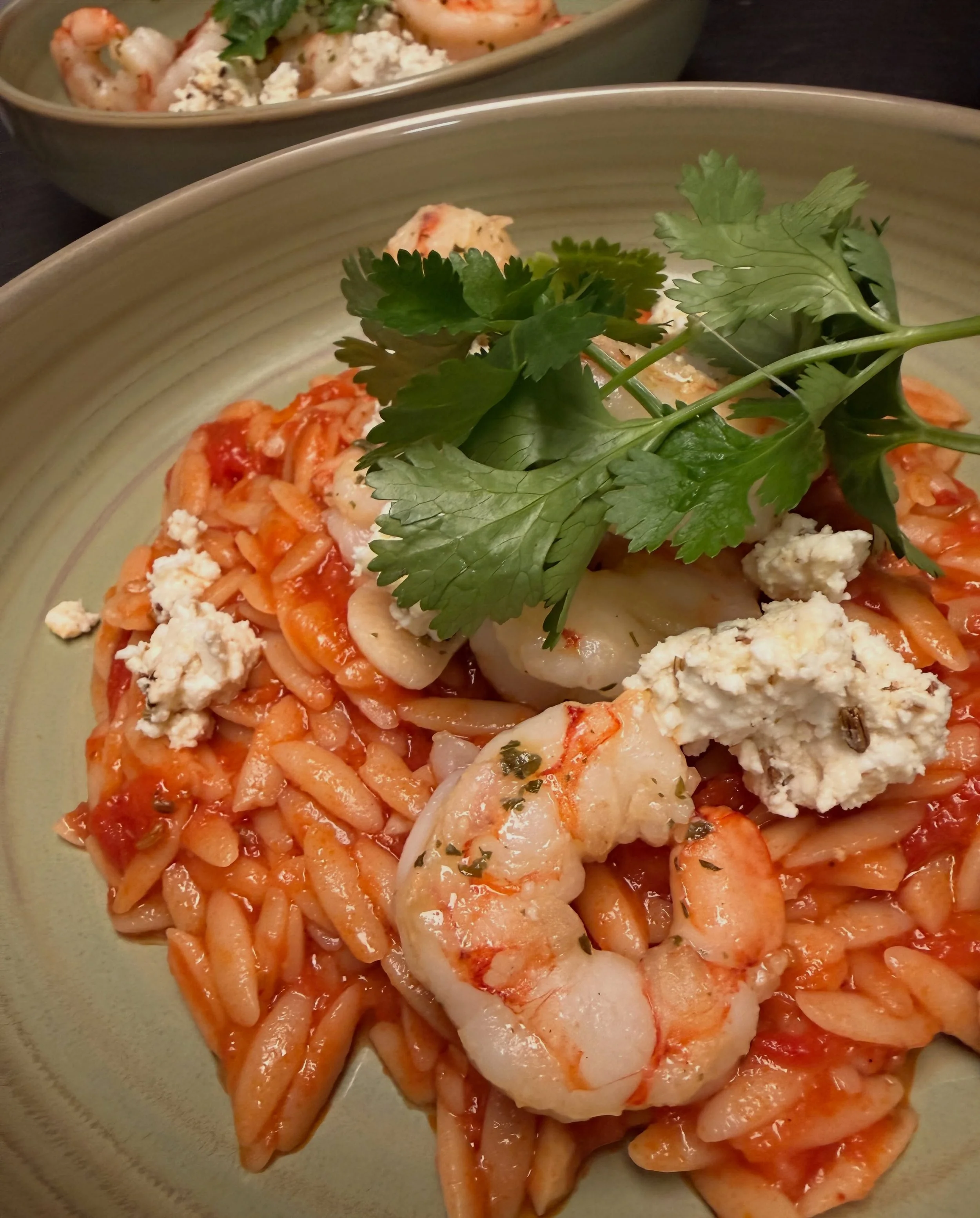 Orzo mit mariniertem Feta und Garnelen 
#zurfischerin #essen #food #restaurant #lindau