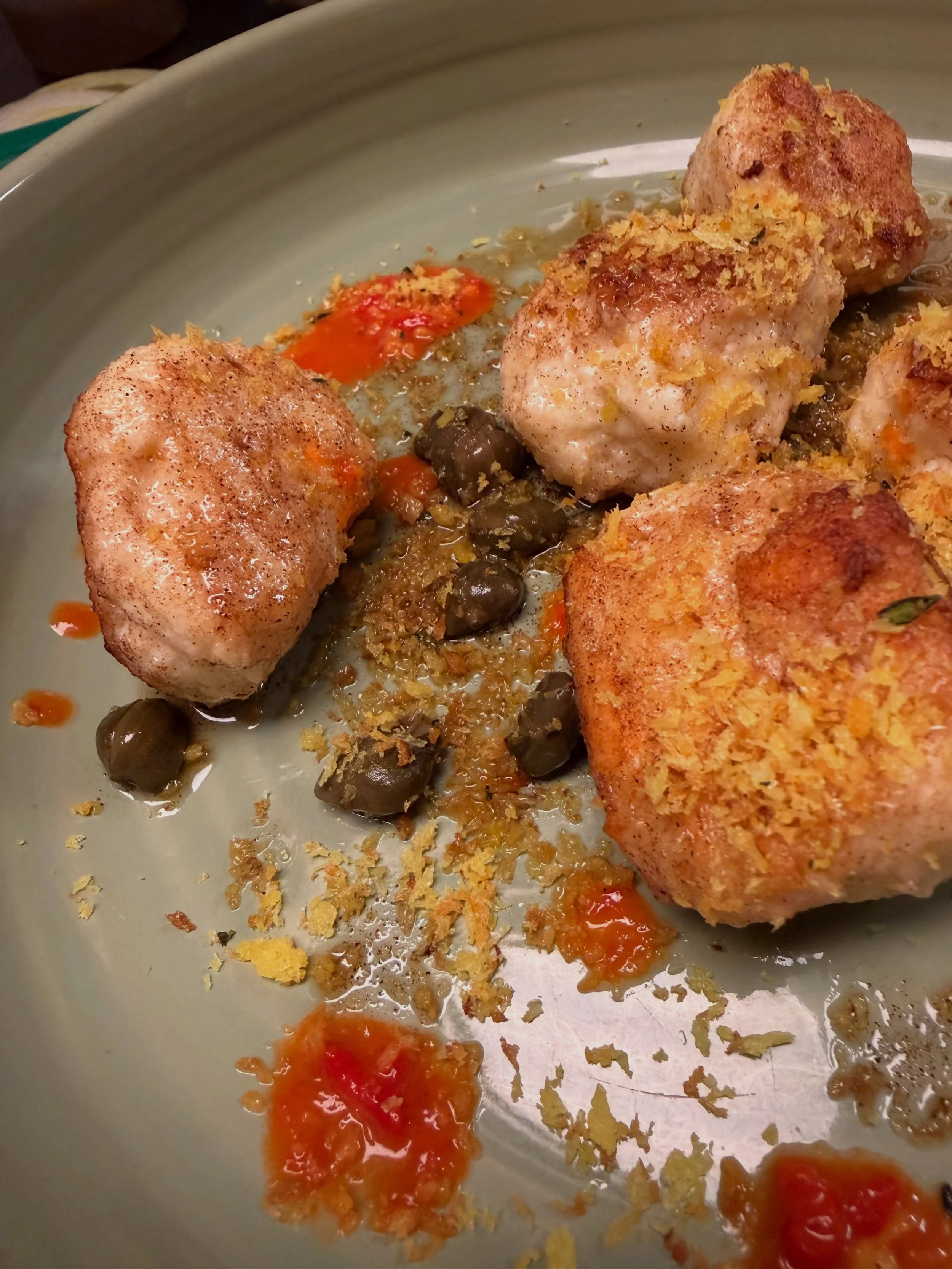 Feta Kl&ouml;&szlig;chen mit Chili Sauce und Crumble 
#zurfischerin #essen #restaurant #genuss #feta
