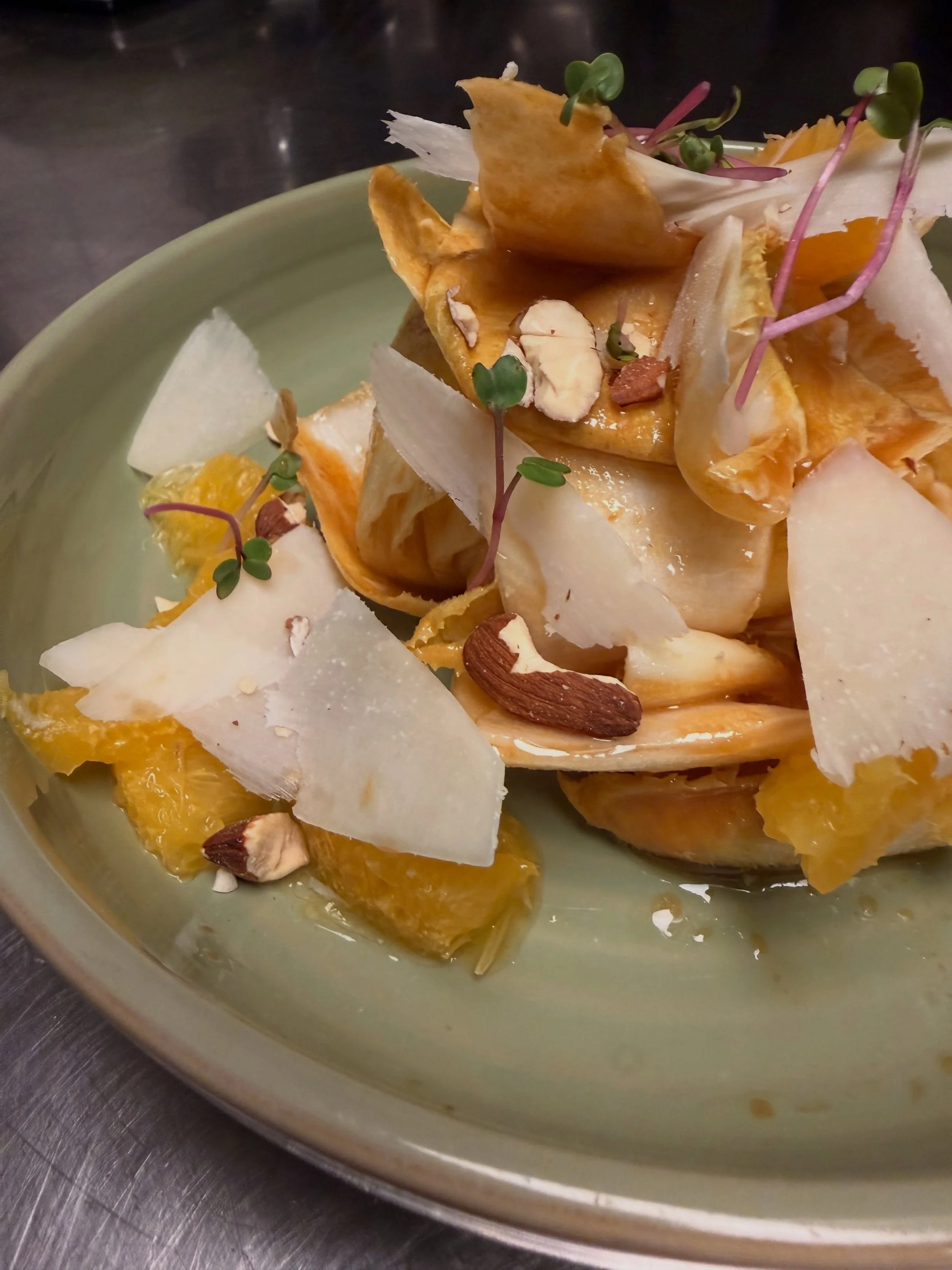 Chicor&eacute;e Salat, Miso Dressing, Orangen Filets und Mandeln , kommt vorbei und probiert 
#zurfischerin #salad #restaurant #genuss #foodsharing