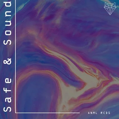 Une couverture d'album avec un fond abstrait en couleurs pastels, des motifs fluides et ondulés, titre 'Safe & Sound' écrit verticalement à gauche, et un petit logo géométrique en haut à droite.