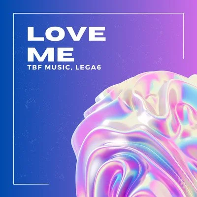 Affiche promotionnelle avec un fond violet dégradé, texte 'LOVE ME' en blanc, mention des artistes TBF Music et Lega6, et une surface iridescente de couleurs pastel en forme de vague ou de sculpture abstraite.