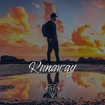 Un homme debout sur une plage au coucher du soleil, avec un ciel orange et rouge, portant un sac à dos et une casquette, avec le texte "Kununay" et un logo de diamant.