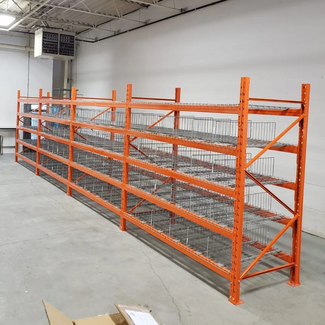 pallet racking with wire mesh decking and wire dividers