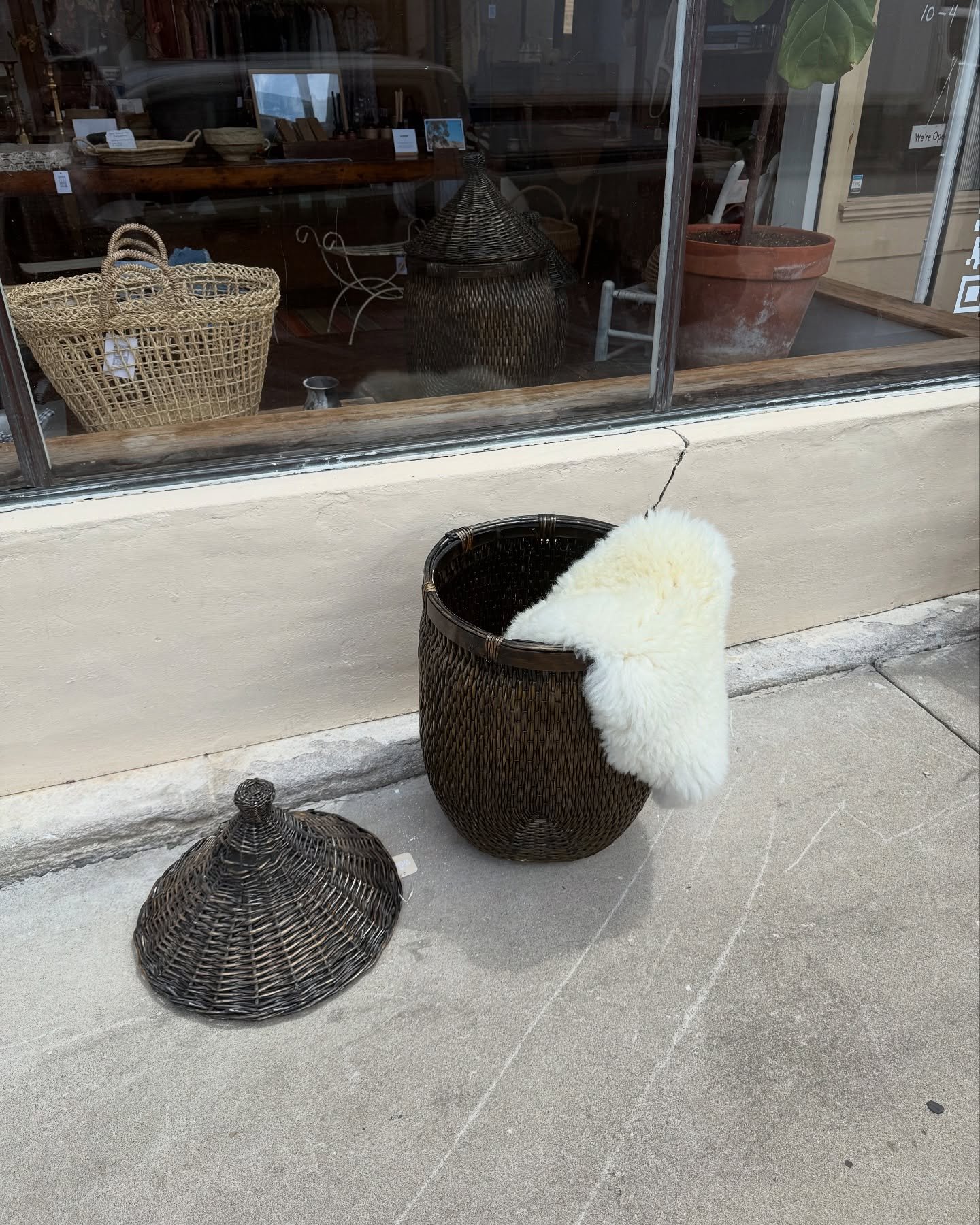 New found items in the shop 🍃 vintage Chinese willow grain baskets - a nesting set with lids. Can&rsquo;t believe I got ahold of these, they&rsquo;re so beautiful and hard to find! Incredibly versatile too - could be used for blankets, laundry, wast