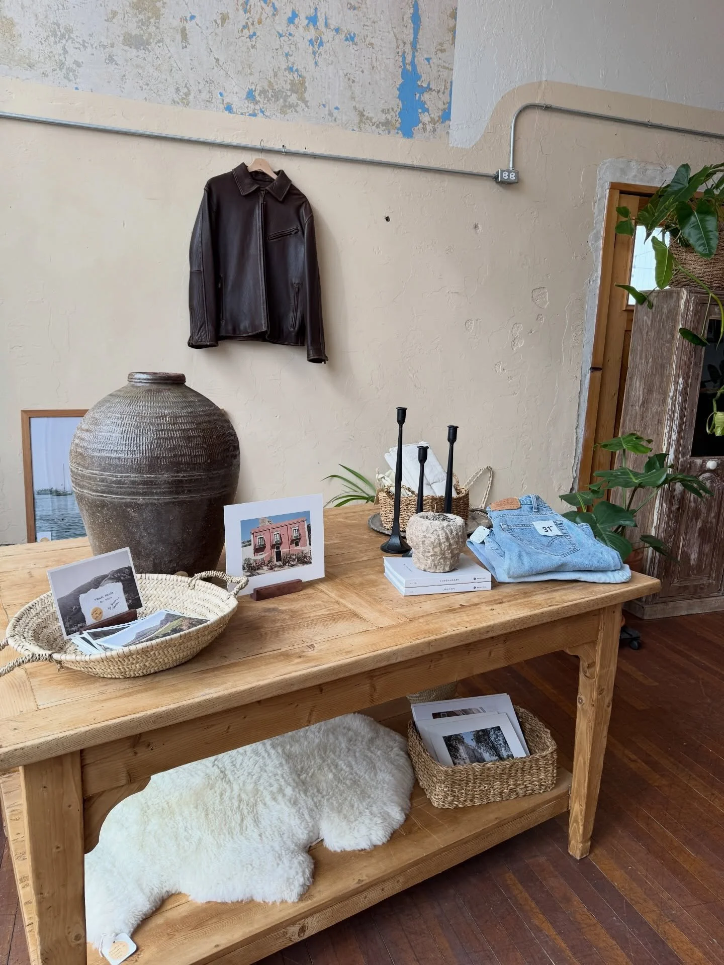 Frames around the shop 💙 come see us before the snow comes in! 

Open Thu-Sat 10-4 
We will keep you posted on hours if weather gets tricky!