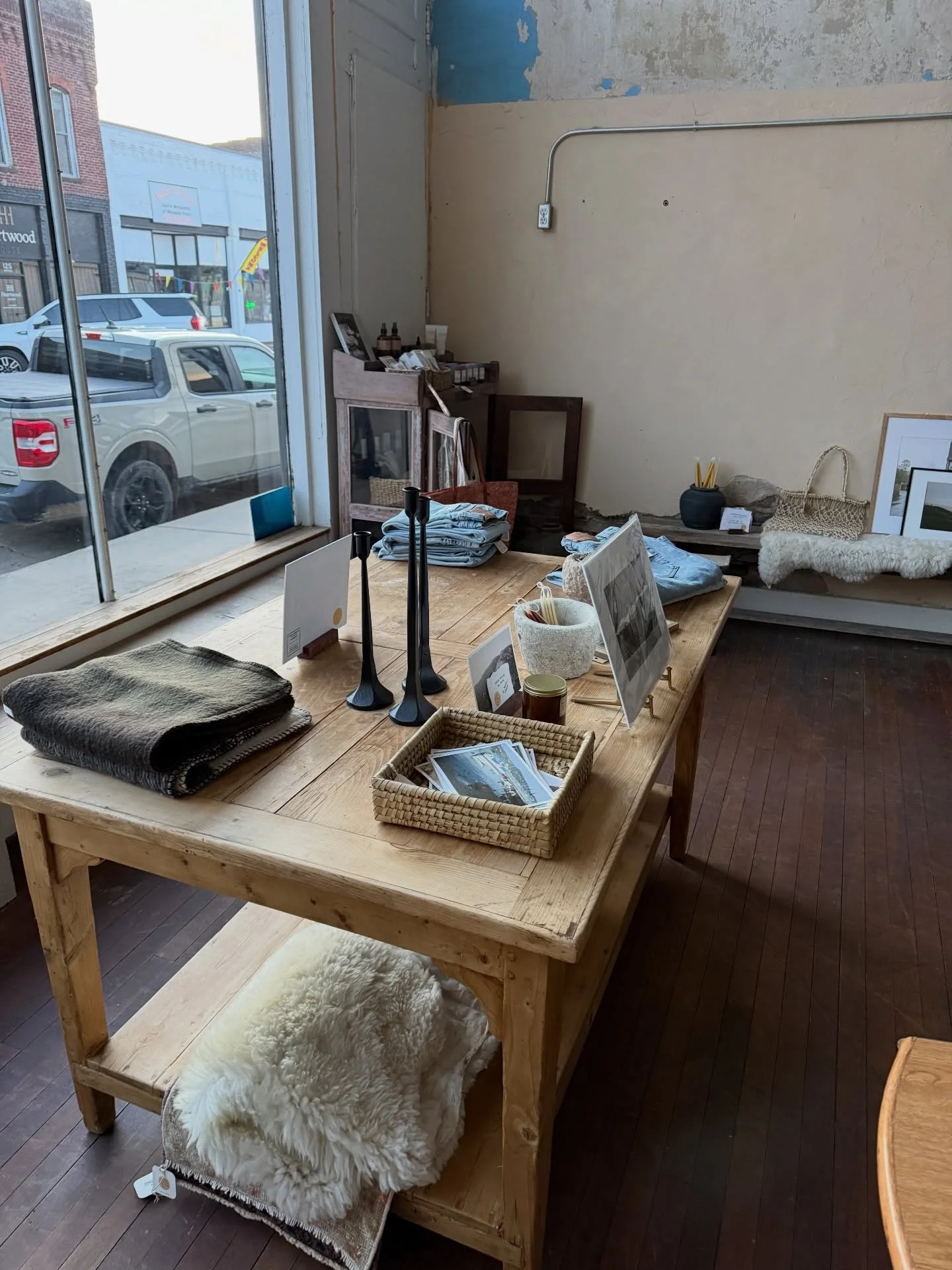 As much as I love direct sun in here, it also feels good when things are a bit soft and gloomy. Come see us ✨ Open Thursday - Saturday, 10-4