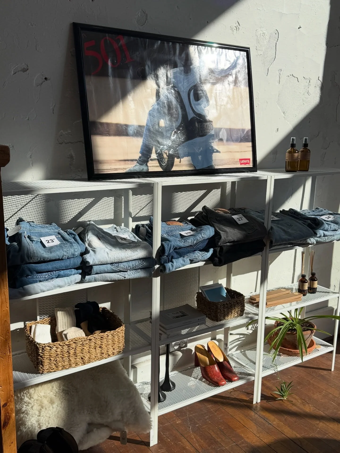 Scroll to see my helper today 🫶🏼 thanks for putting these shelves together for me @laramyhankins 

New display at the shop 👖