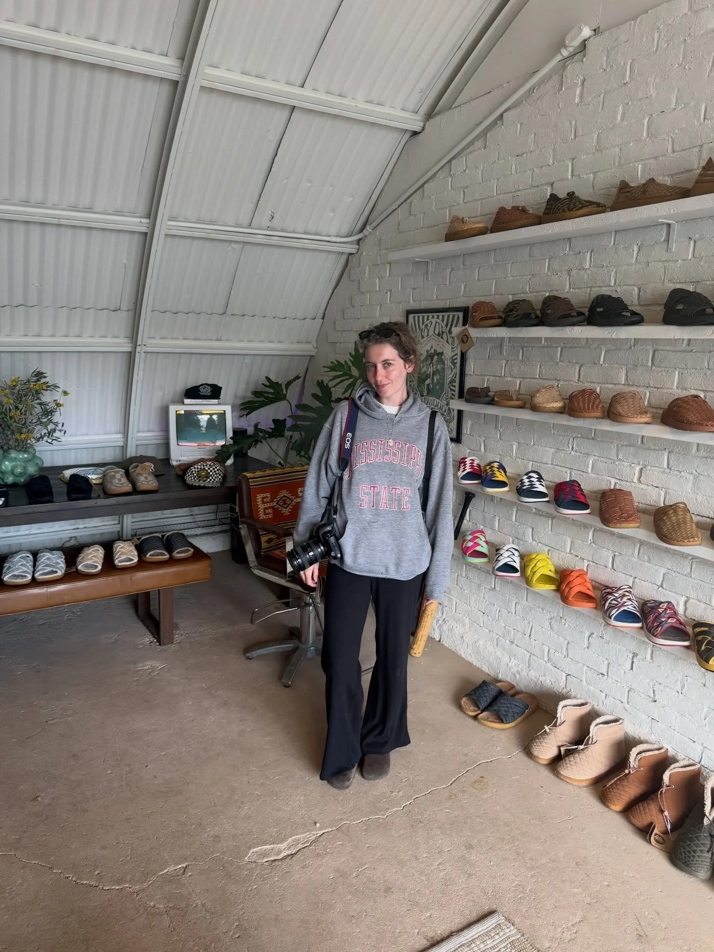 Back from Cali with some major shop inspo and a refreshed mind for all things creative 🏜️ One of my favorite things to do while traveling is connecting with other small businesses and artists. 

Plus I got a tour at @pfcandleco flagship location, wh