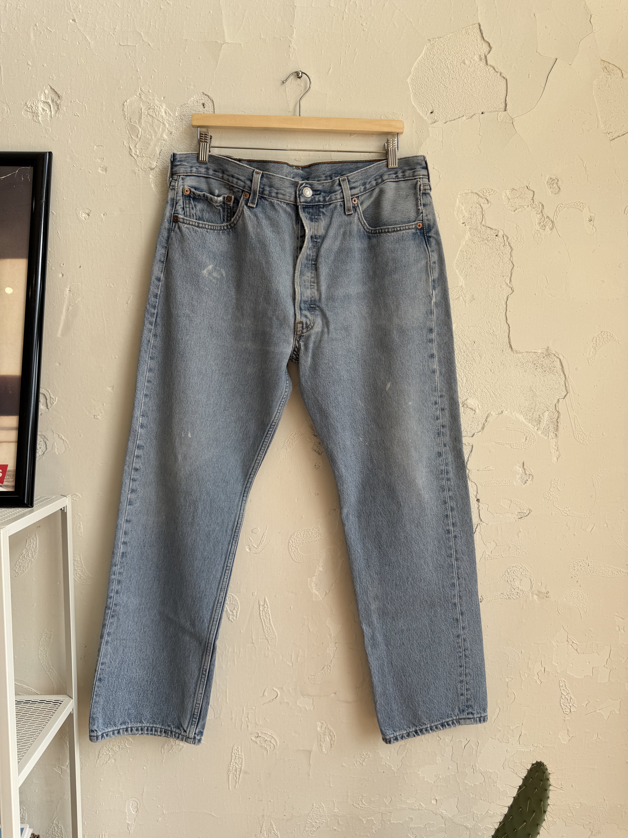 vintage levi's 501 paint splattered light blue jeans - Size 36"