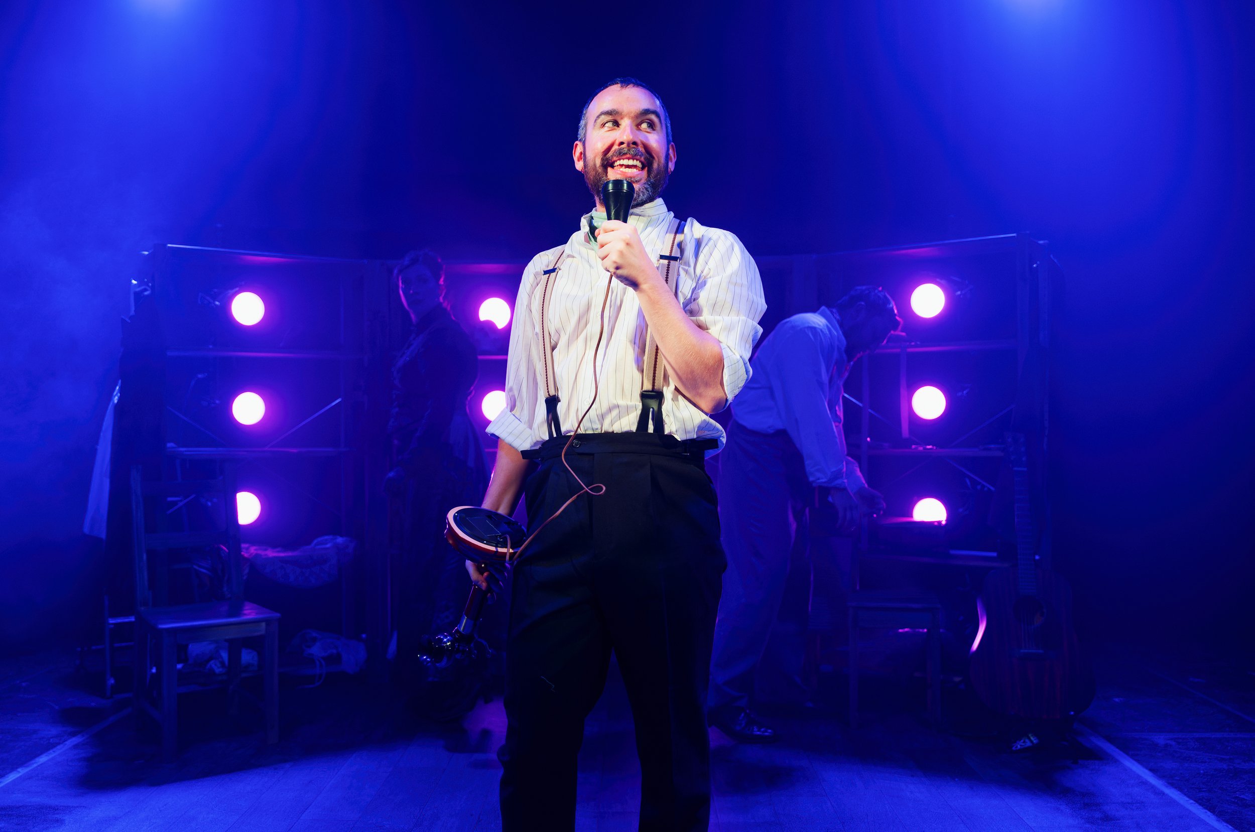 BuryTheHatchet@Pleasance_(c)Alex Brenner_(_11_5116_dx)_s.jpg