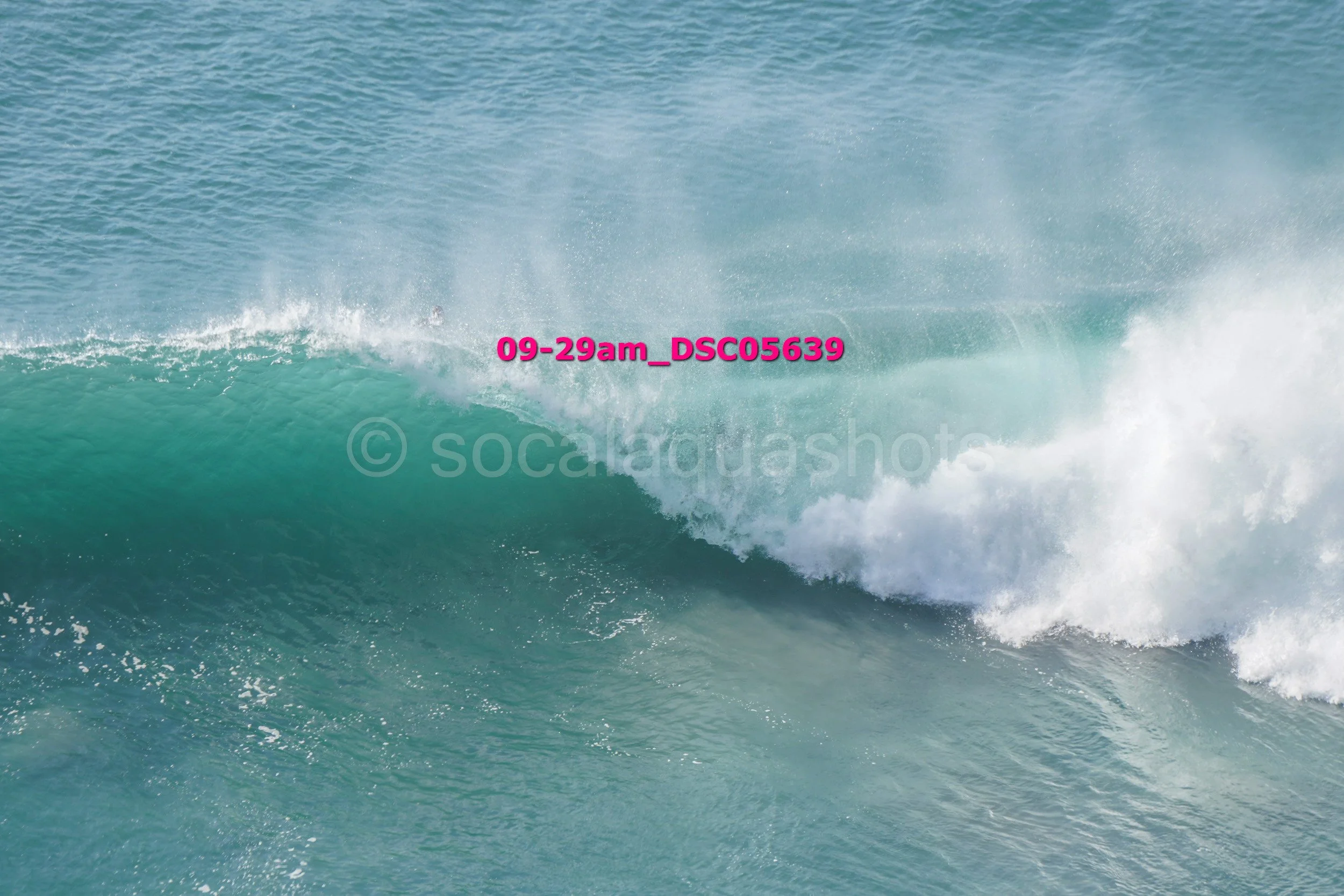 Oceans wave crashing