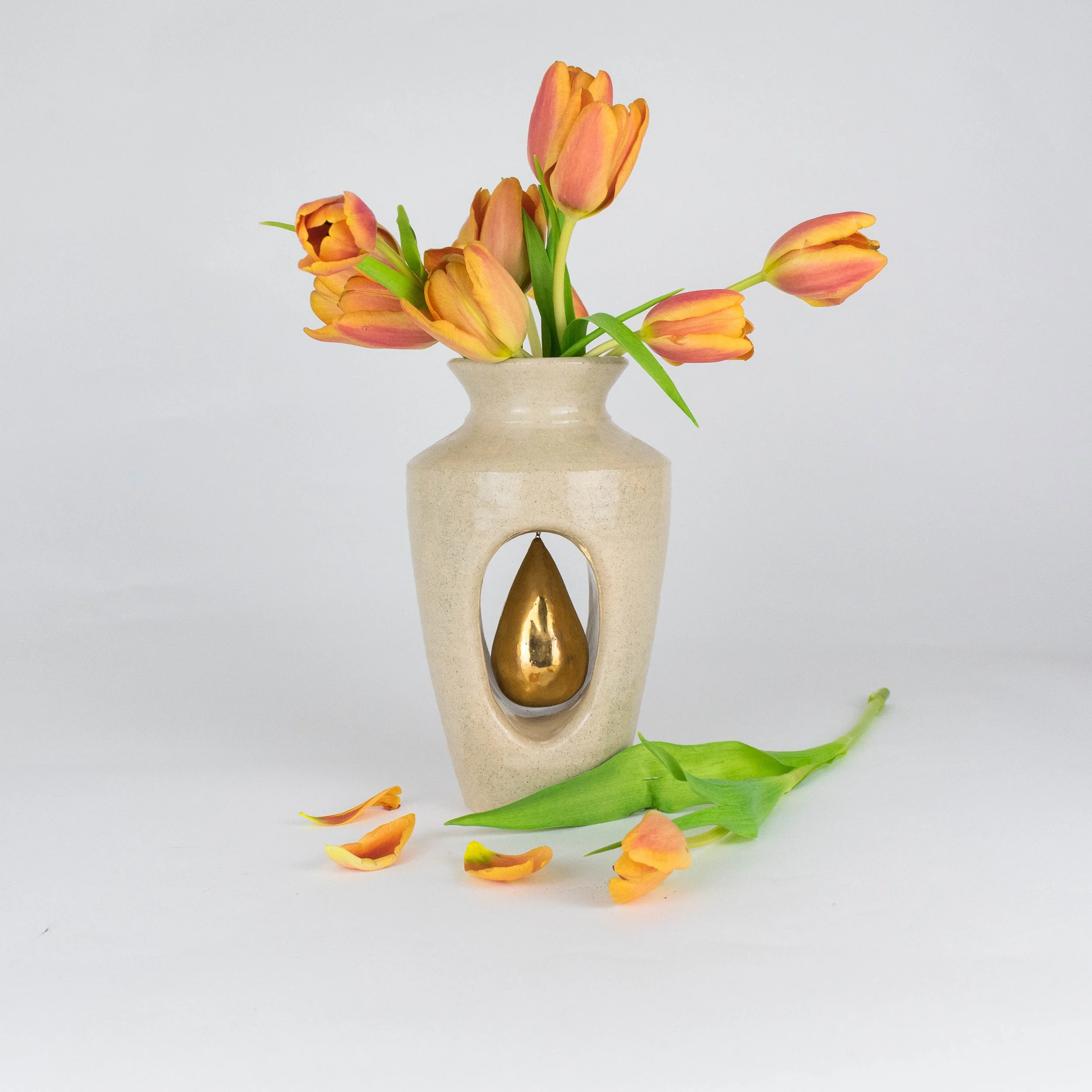 Soul Vase in Tan
Stoneware, nichrome wire, 22k gold luster,
2024