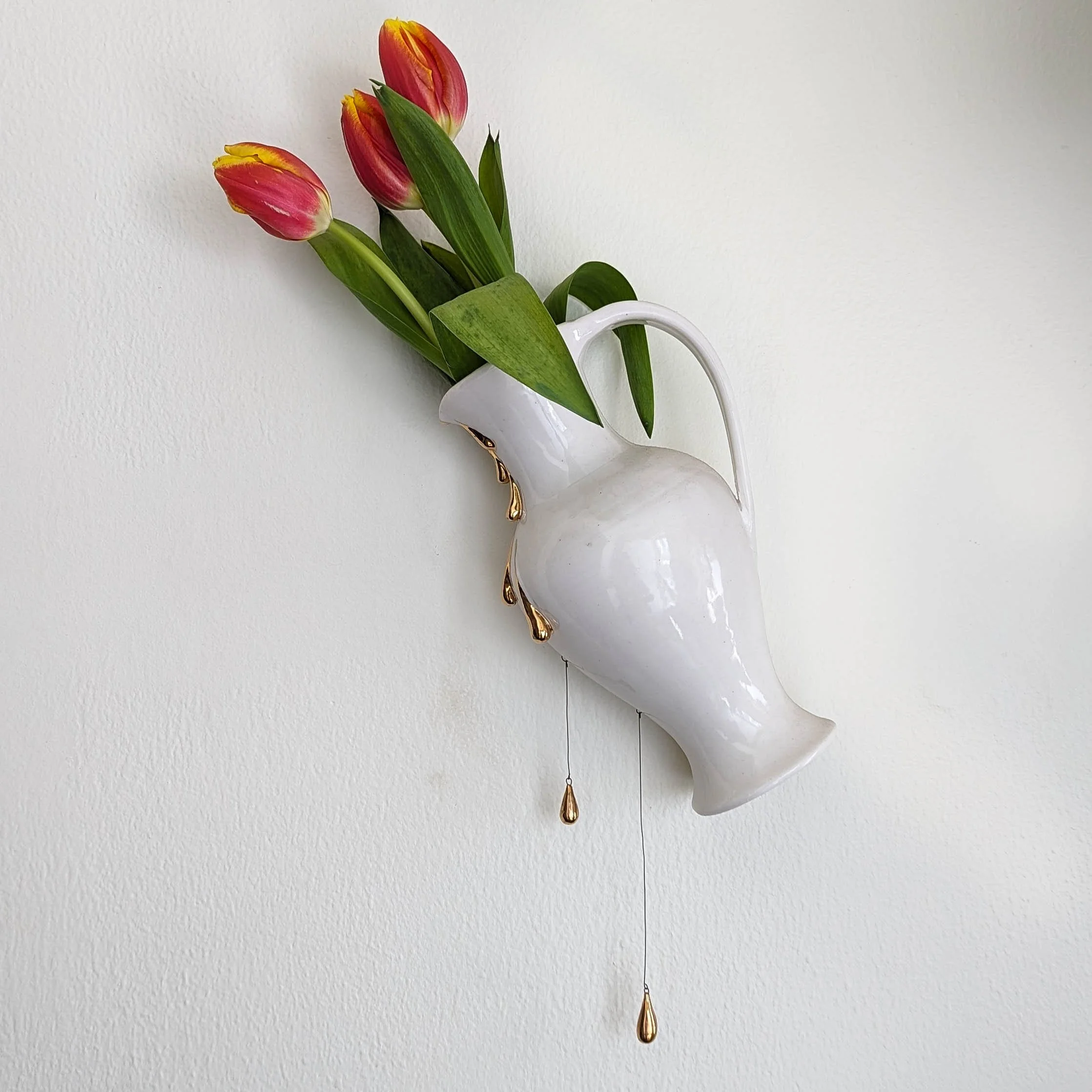 Abundance Vase
Porcelain, nichrome wire, 22k gold luster,
2024