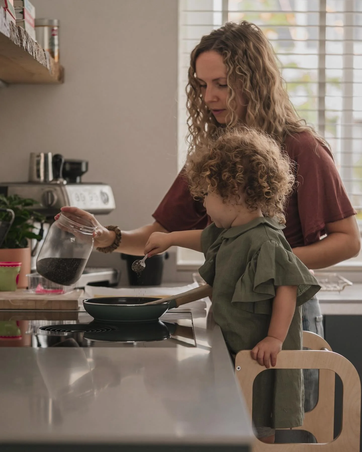 Hoe fijn is het om alles samen te doen?⁠
Alle normale dingen te laten vast leggen? ⁠
Gewoon het het leven zoals het is. ⁠
⁠
Voor een peuter is er vaak niets mooiers dan papa of mama helpen bij de allerdaagse dingen. Betrokken worden, behulpzaam zijn.