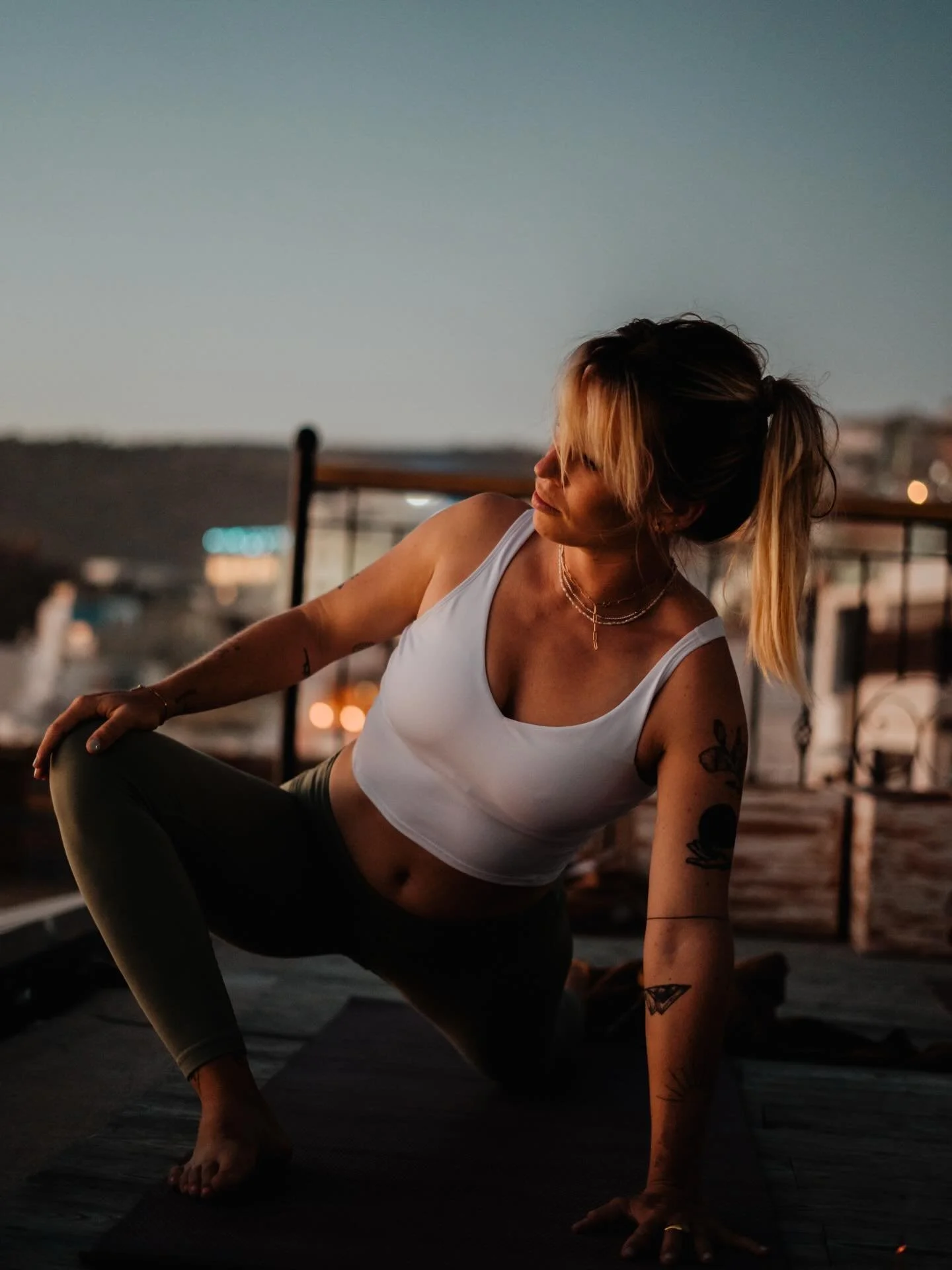 Strong enough to push you. Soft enough to ground you.

Wusstest du, dass ein Teil meiner Arbeit das absolute Gegenteil von &bdquo;High Intensity&ldquo; ist? Die Balance zwischen Intensit&auml;t und bewusstem Innehalten ist das, was uns voranbringt. N