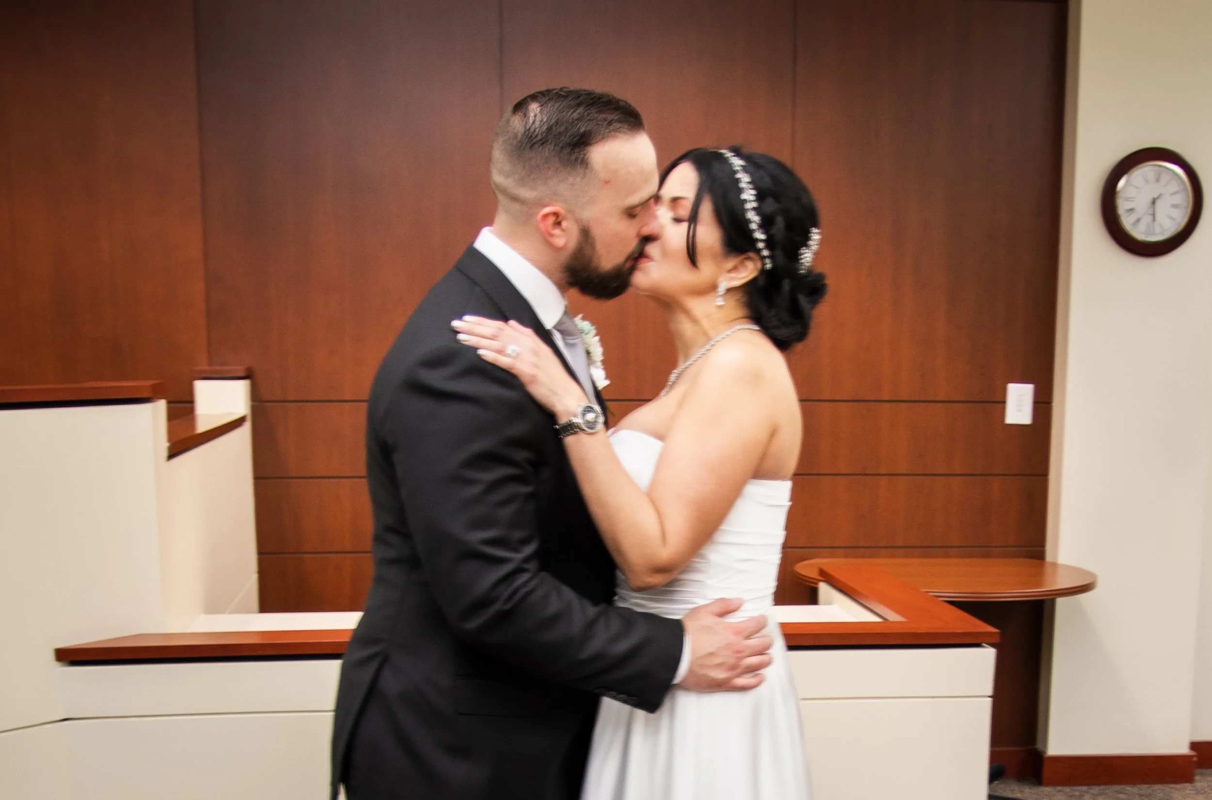 Court-house-elopement-portland-oregon-photographer-couple-first-kiss.jpg