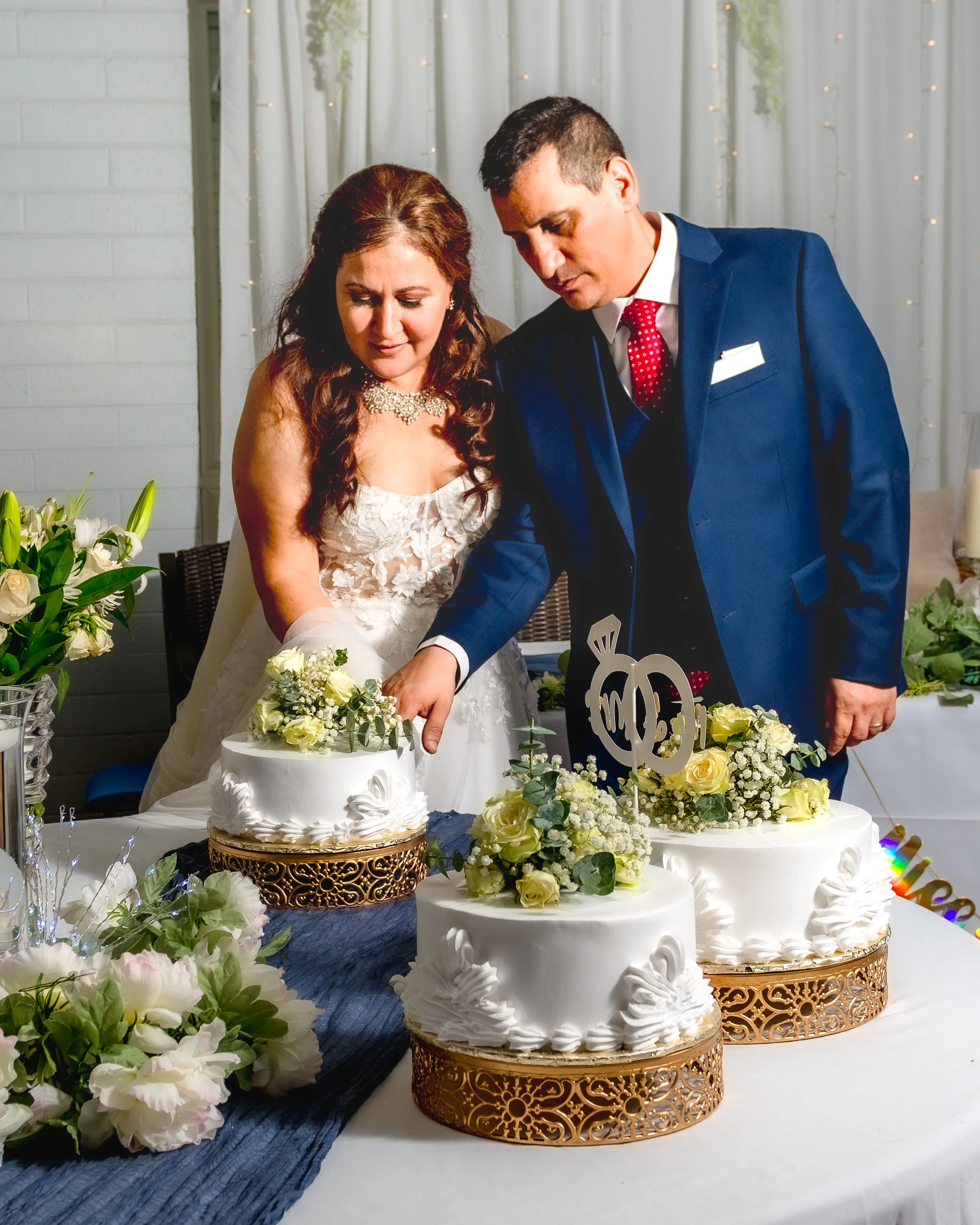 wedding-cake-cut-prtland-oregon-photographer.jpg