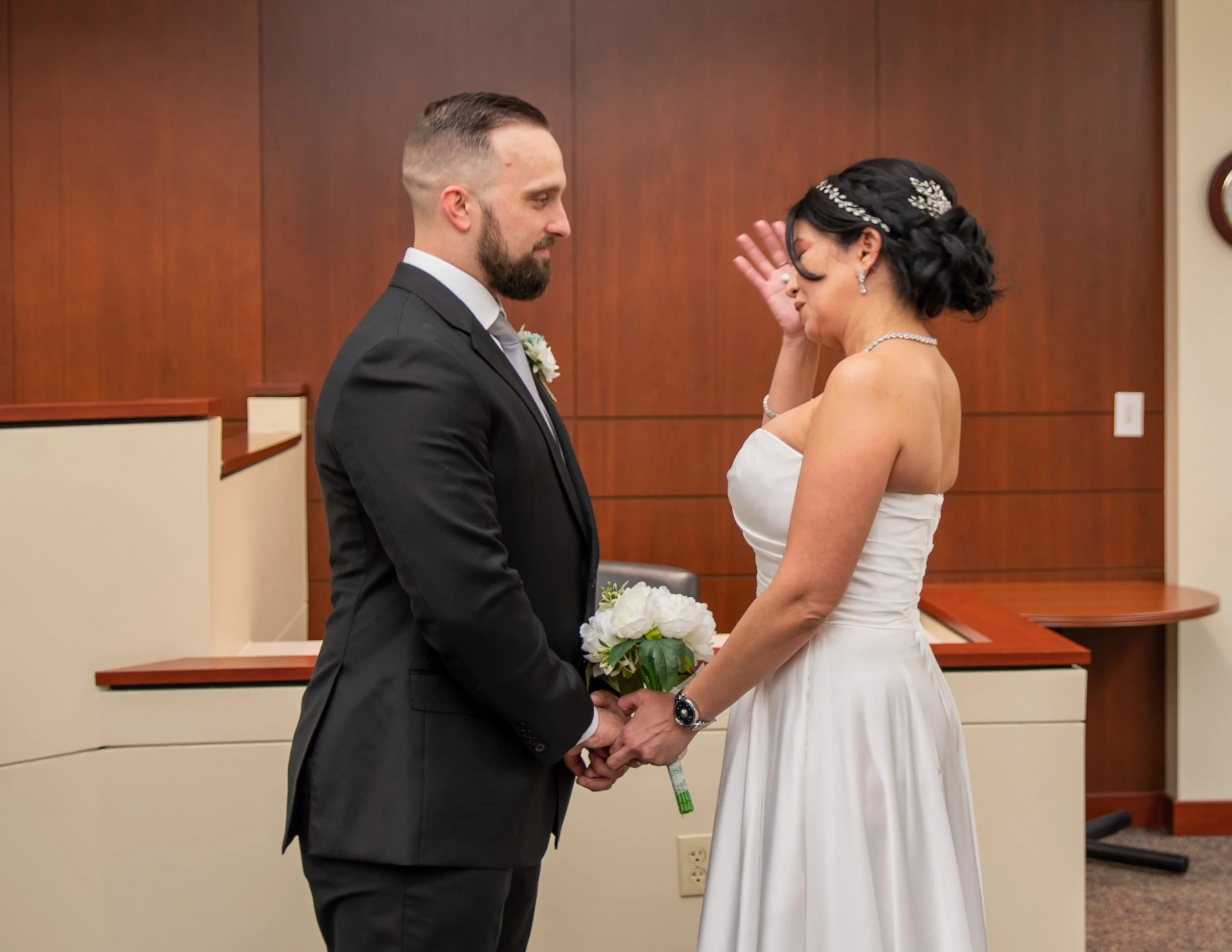 Elopement-photographer-court-house-portland-oregon.jpg