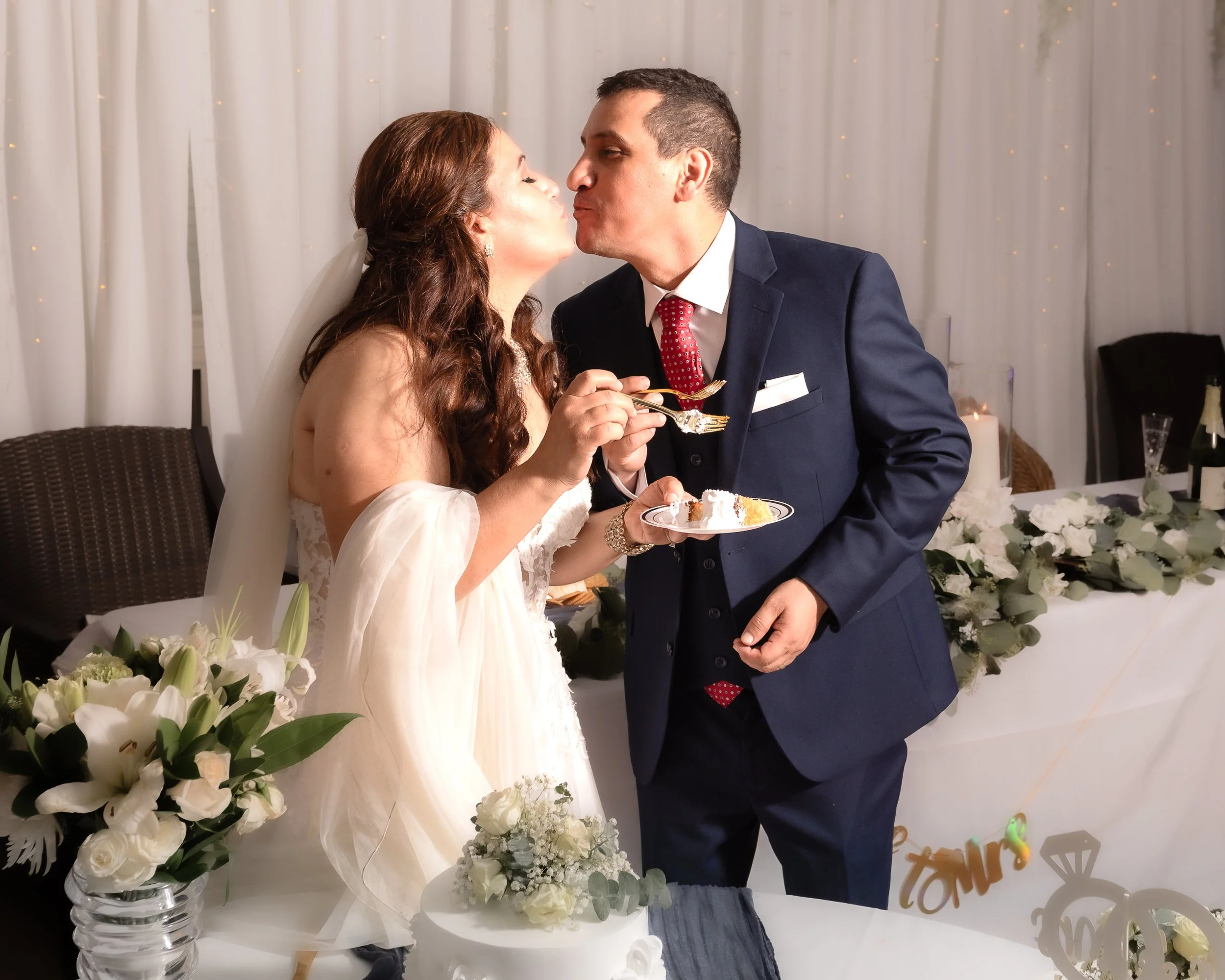 portland-oregon-photographer-wedding-cake.jpg