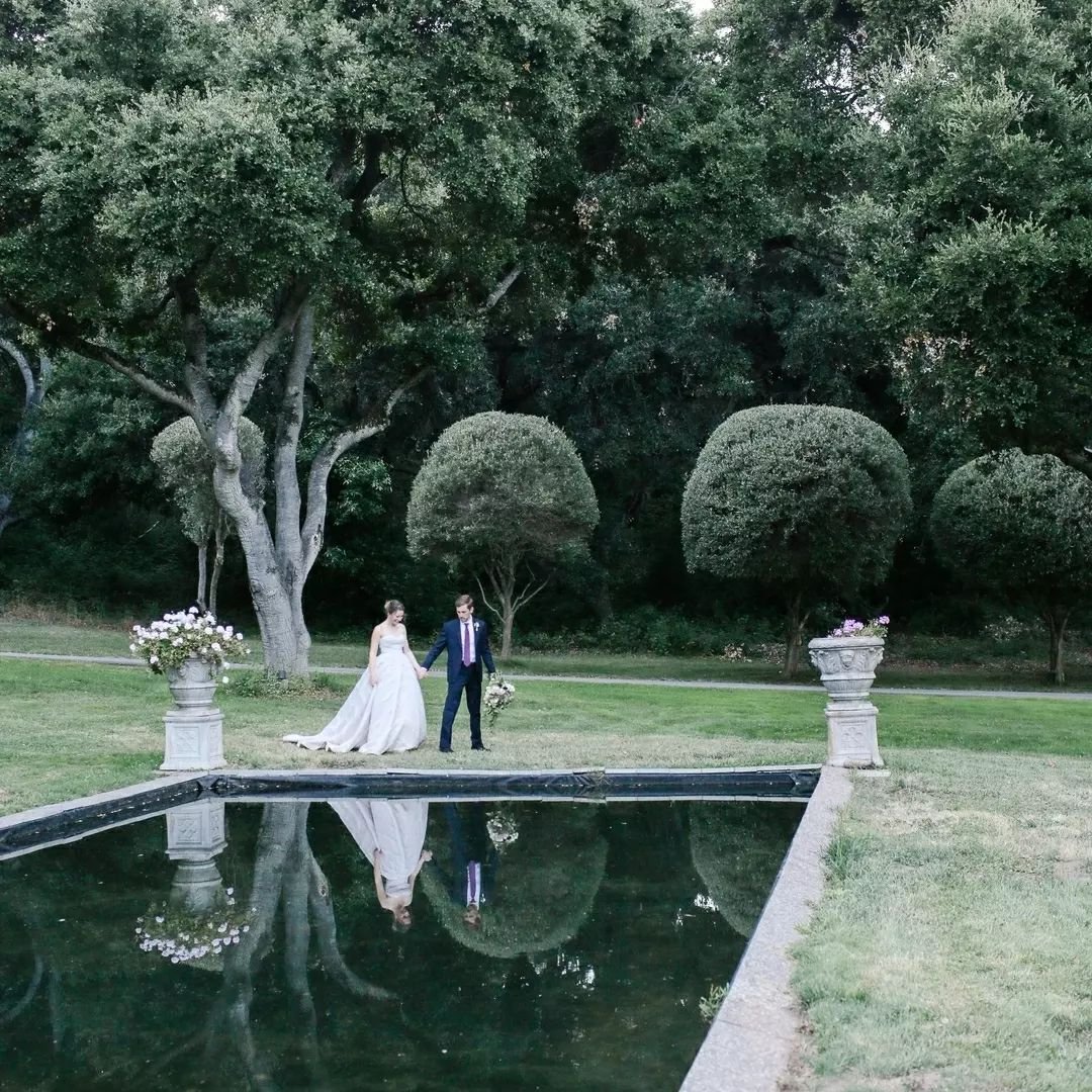 From the charming gardens to the elegant architecture, every detail transports you to a world of timeless beauty and tranquility, where every corner whispers the charm of the European countryside.&nbsp;

Venue: @stonepineestate
Photography: @juliecah