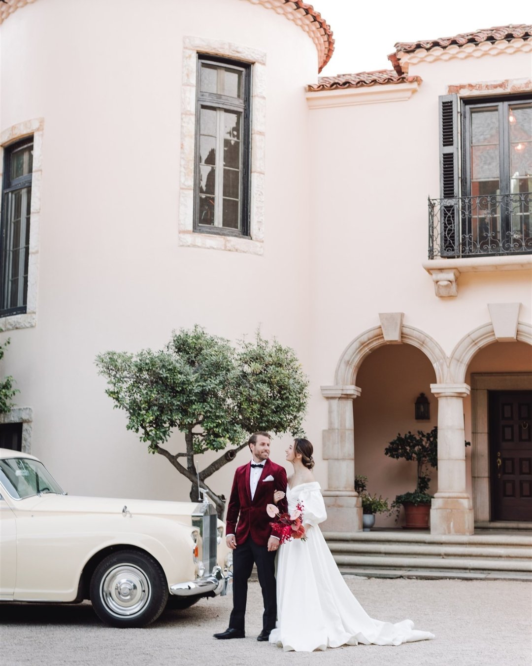 Dreaming of a Tuscan wedding? With exquisite, Italianate architecture surrounded by rolling fields, our century-old villa exudes every ounce of old-world romance one could ask for. Right here in California. No passport required.

📸: @ashleycarlascio