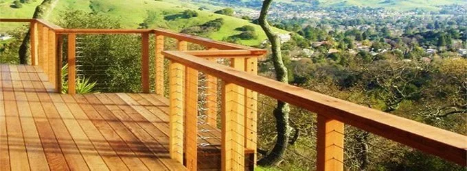 Terraza elevada de madera con barandilla (barandal) madera y cable barandilla (barandal)