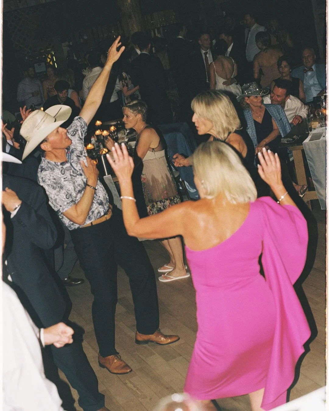 A new thing we&rsquo;ve learned this year about Alberta weddings (or Ontario people getting married in AB 😉) which we *love* is the moment where everyone getts fired up and line dances to Cadillac Ranch! All I ask is that y&rsquo;all treat yourselve