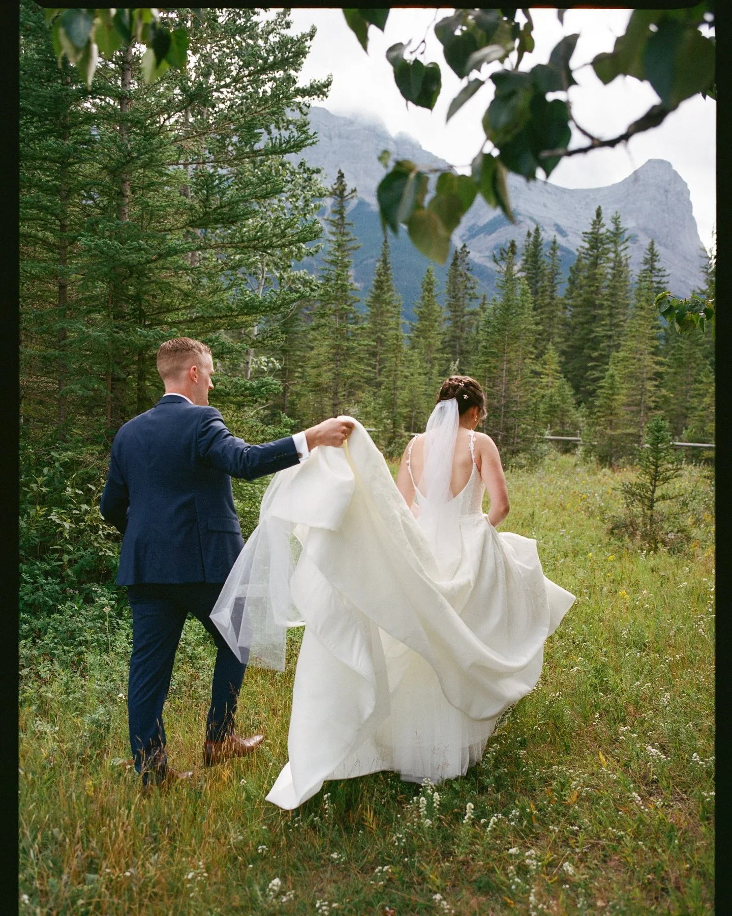 A walk through the wildflowers with Haley &amp; Jake on medium format &amp; 35mm film 🌸🏔️
