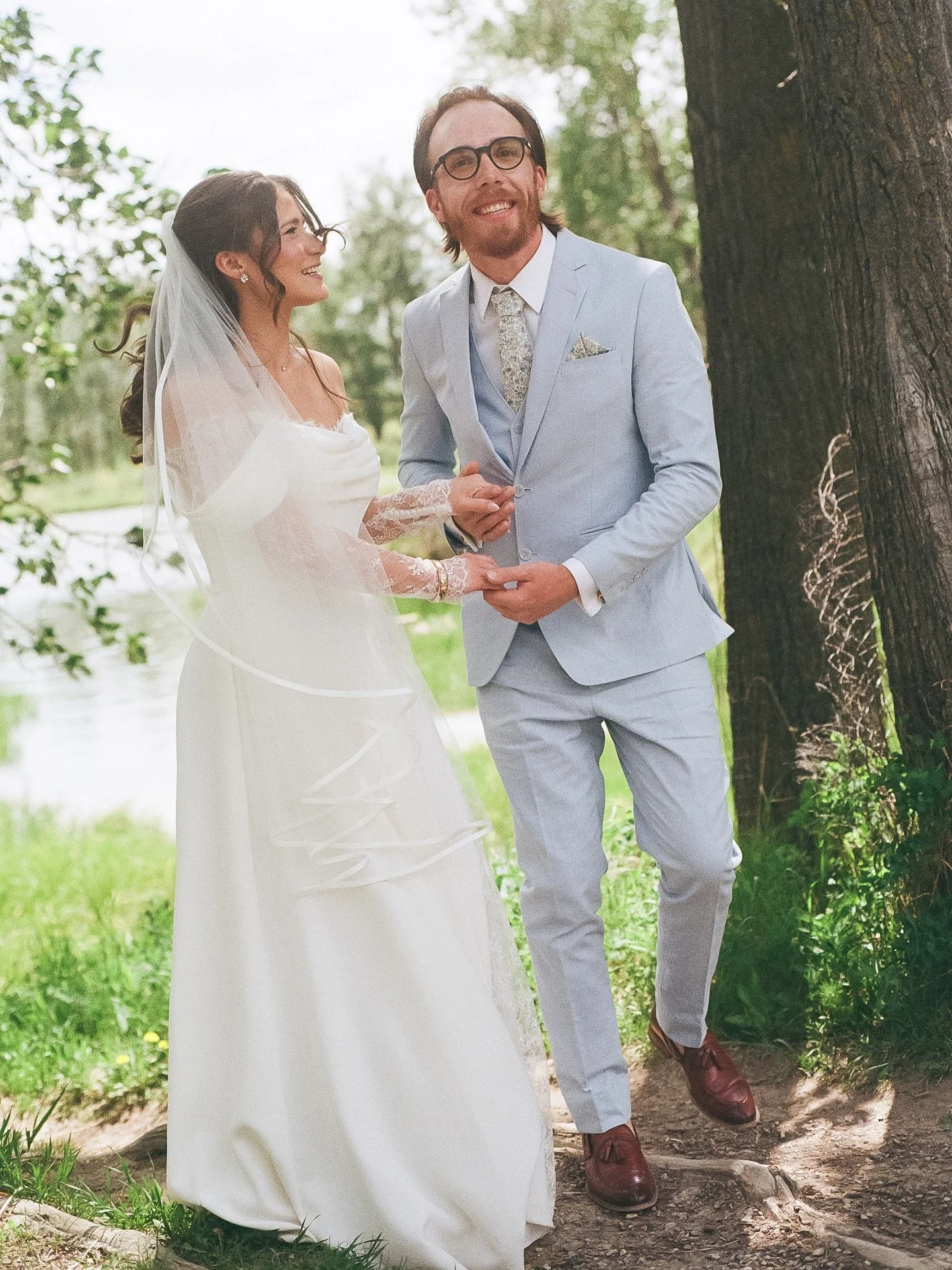 Louie&rsquo;s parents got married at the Lake House in the spring and it was an incredibly cute day full of cute things! 🌸🛶✨