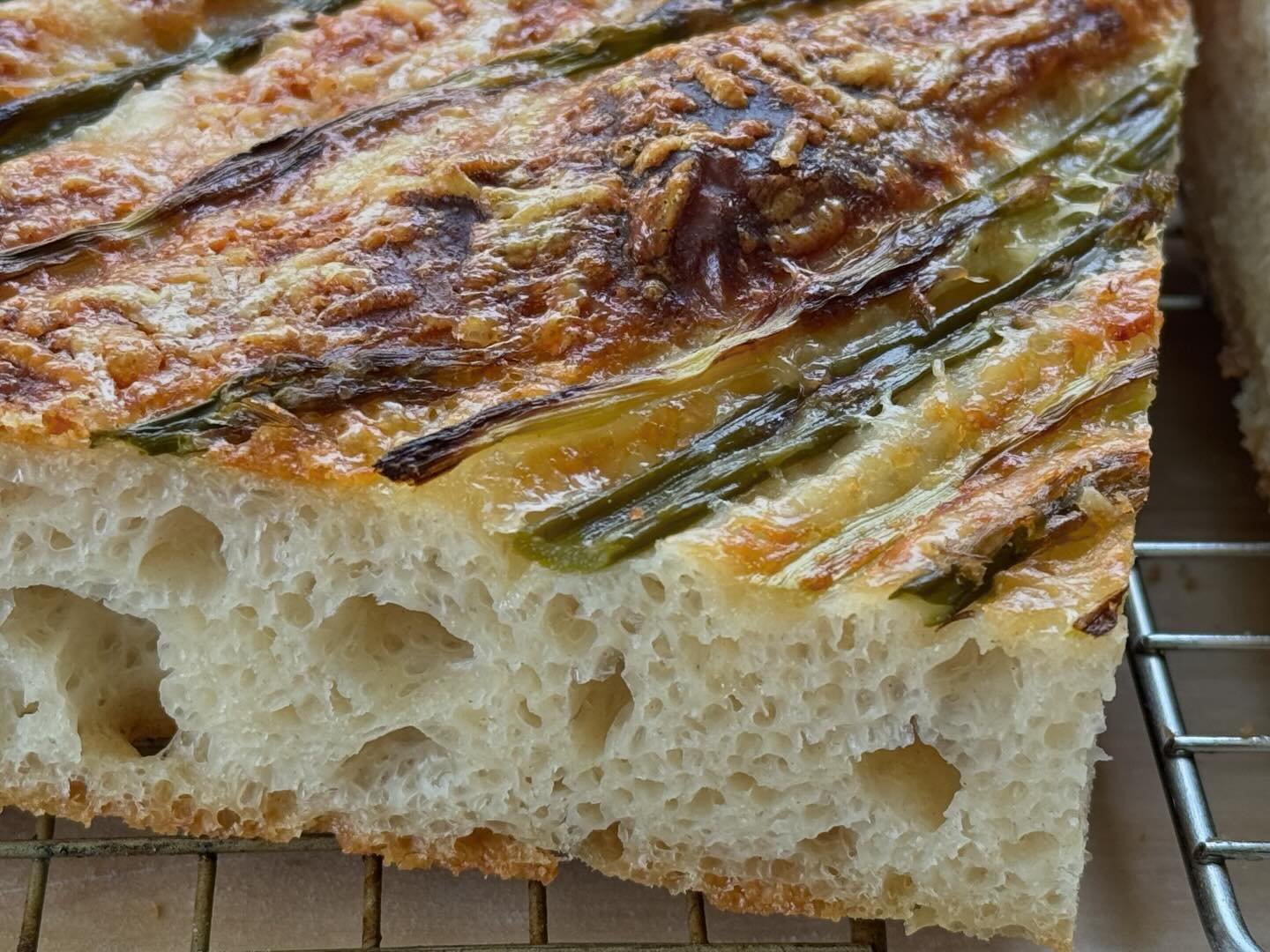 Come check out our new seasonal focaccia, organic asparagus with Parmesan and Comt&eacute; cheeses 🤤
Pop-up today from 10-1ish