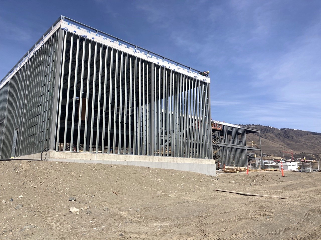Sweláps Market exterior steel stud framing