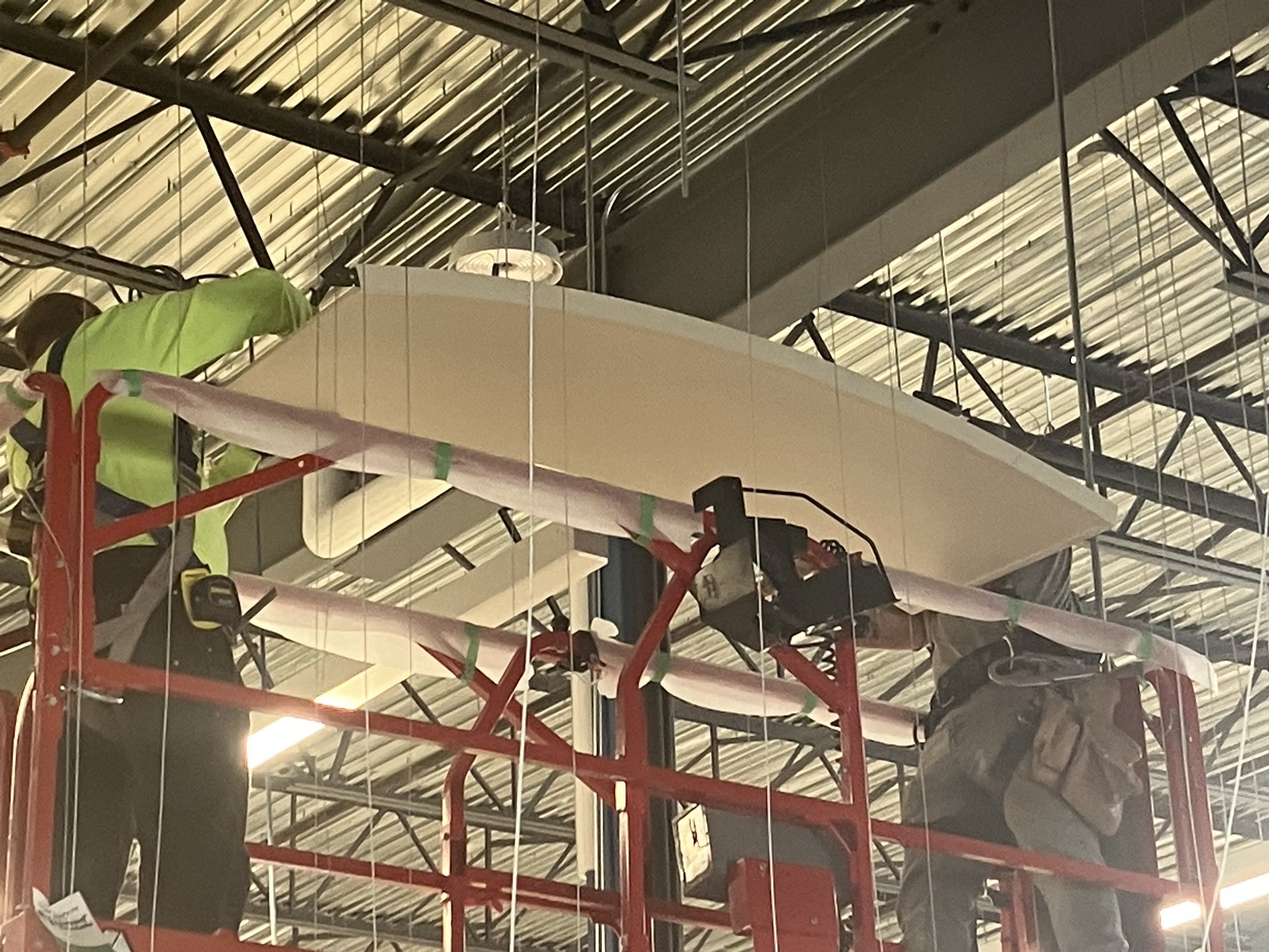 Sweláps Market, Armstrong Serpentina ceiling installation