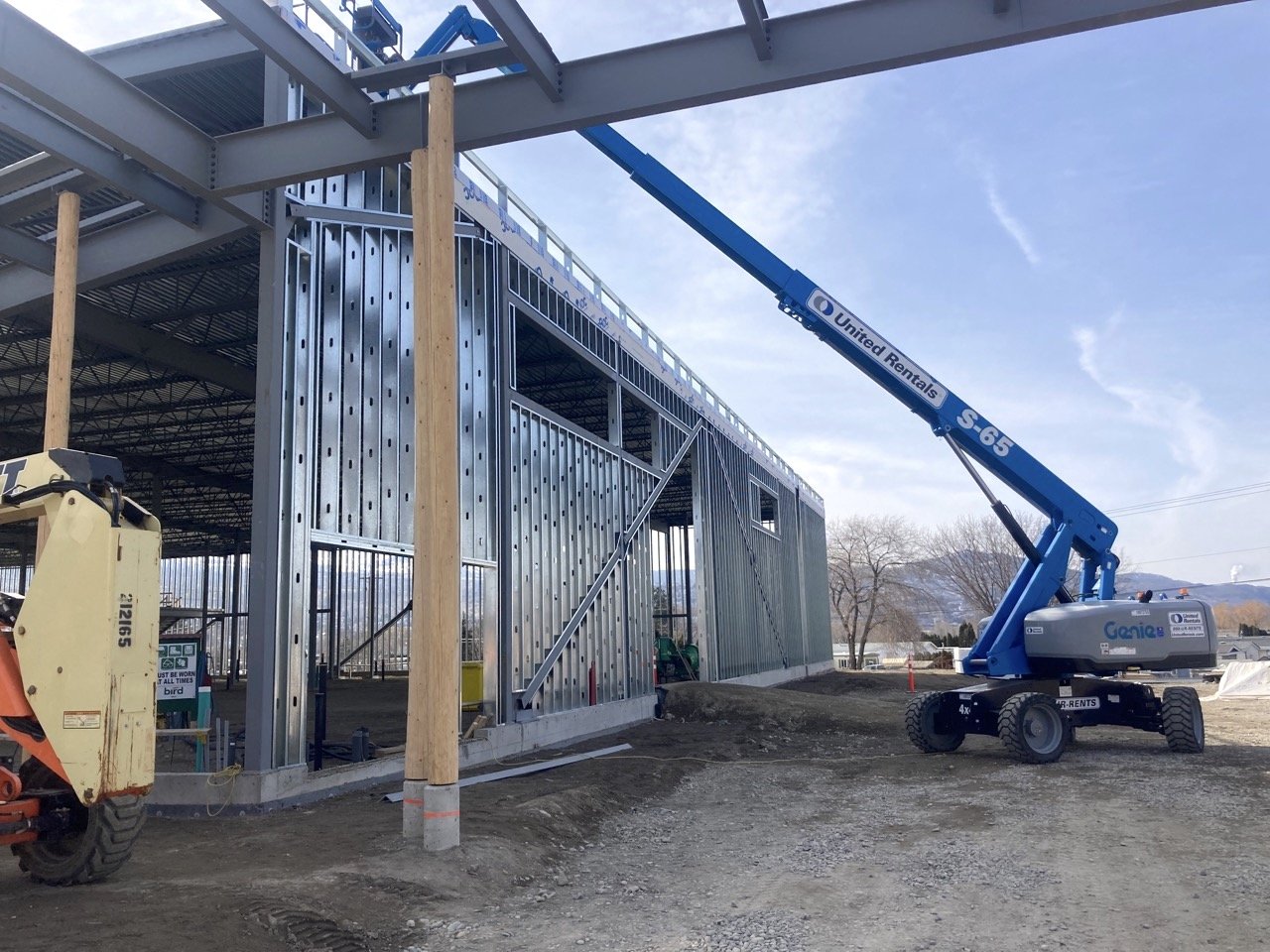 Sweláps Market exterior steel stud framing