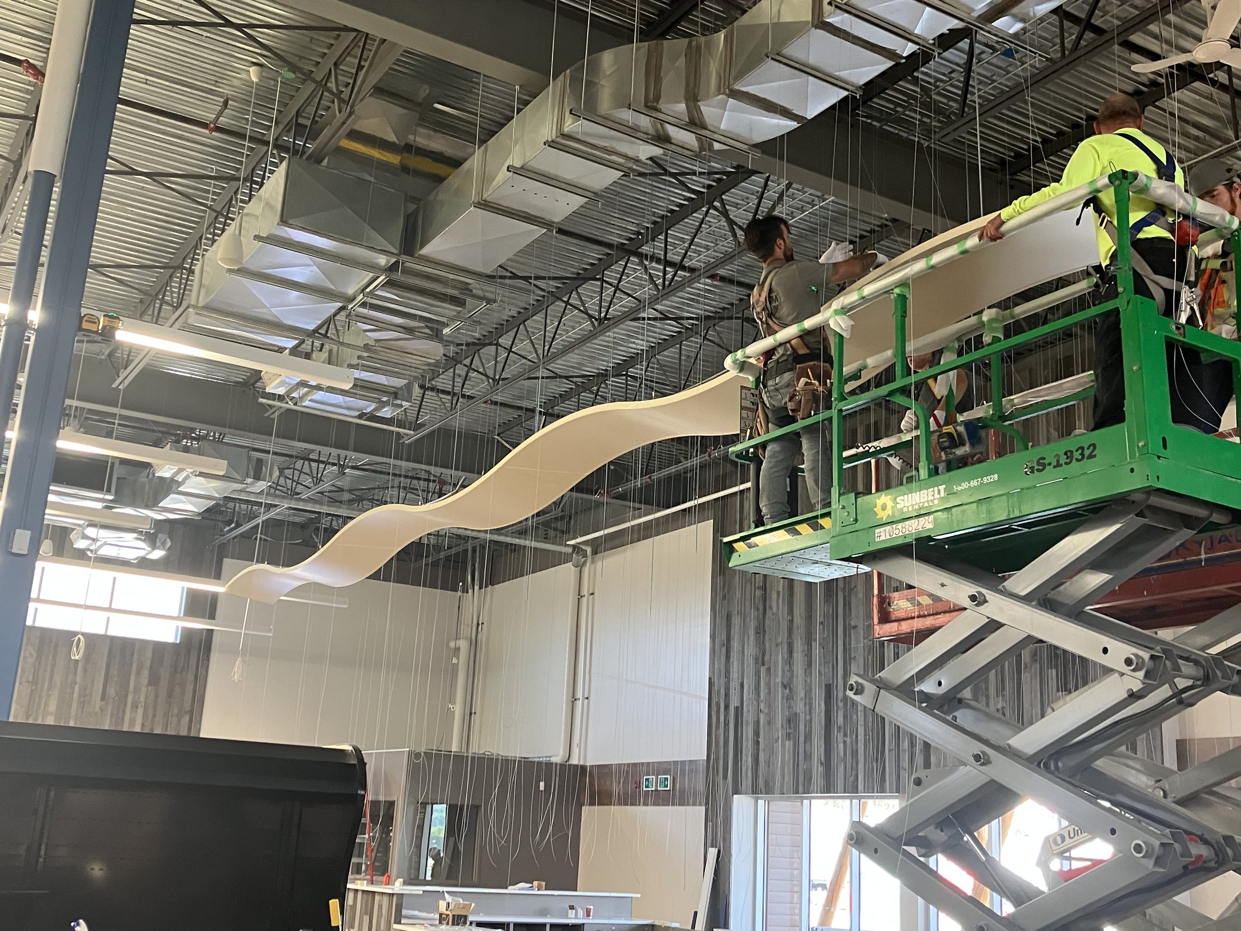 Sweláps Market, Armstrong Serpentina ceiling installation