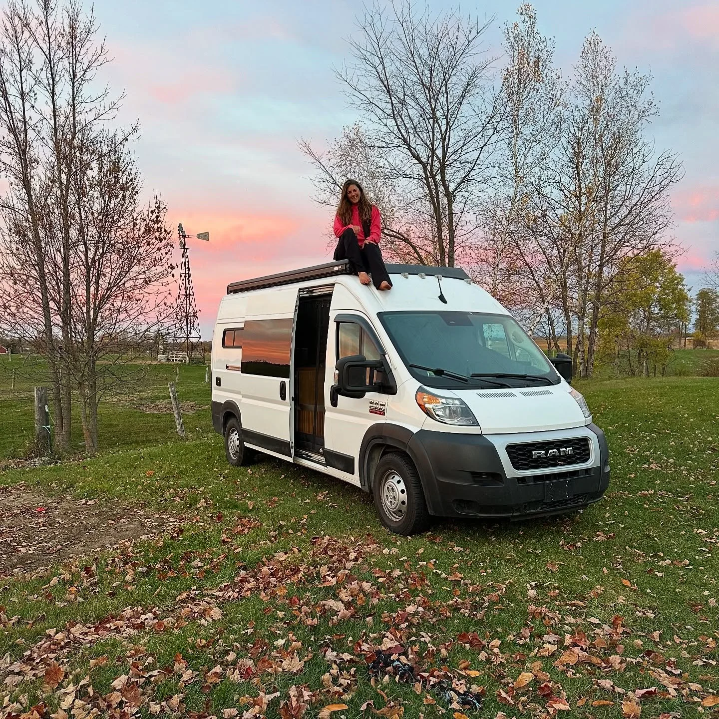 Living in my parents&rsquo; backyard 🚐

People are always surprised when I tell them that I still live in my van even when I&rsquo;m visiting family or friends. This tiny space really is my home - it has everything I want and everything I need. 

Wh