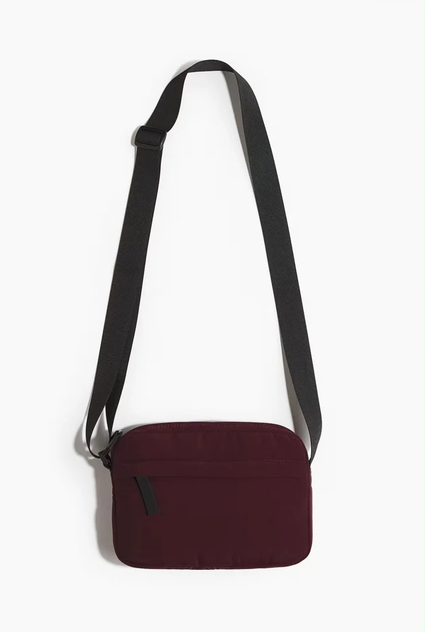 Bolso crossbody de nylon borgoña H&M
