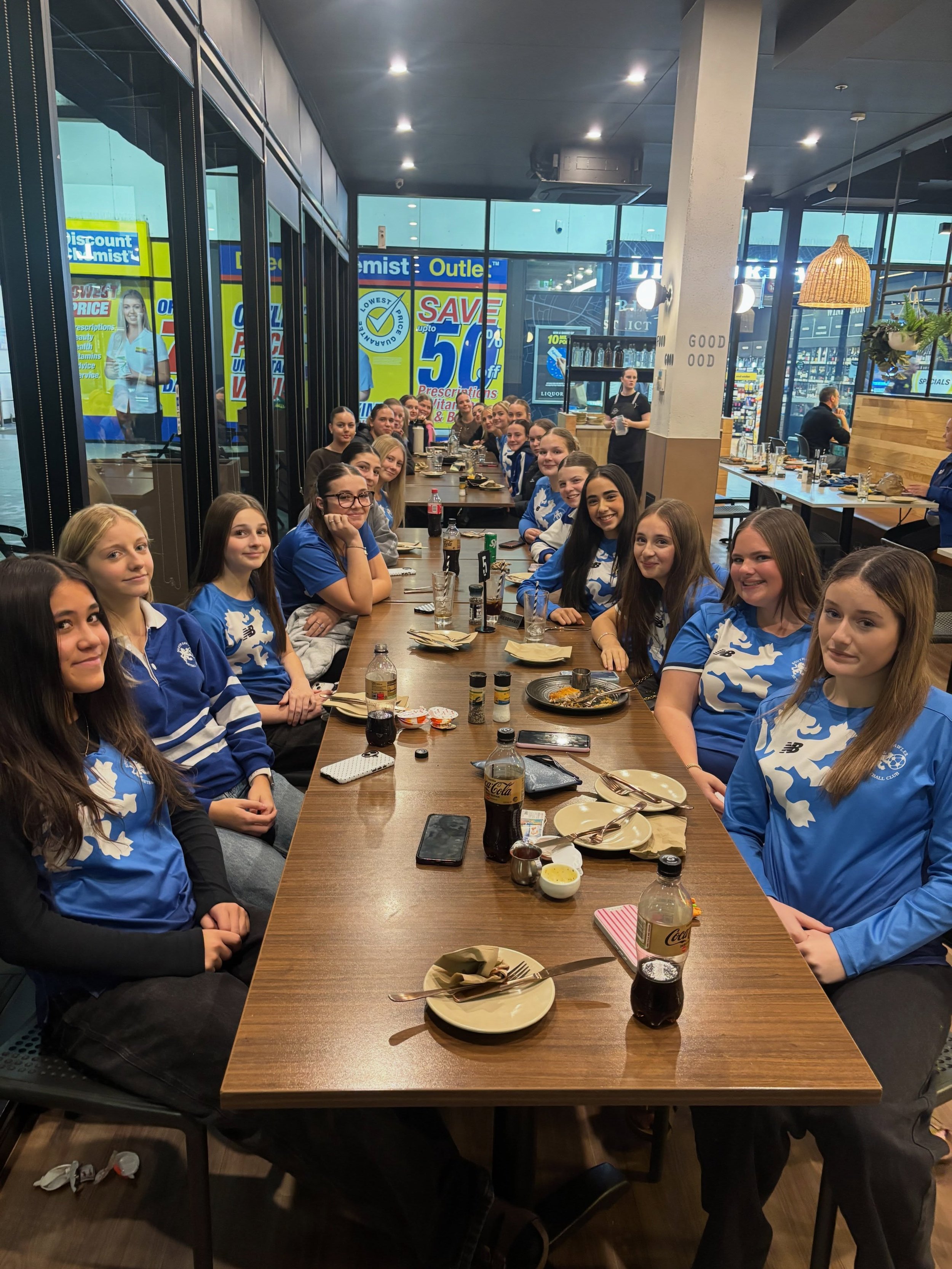Long weekend = no netball 😭💙🤍

So when there&rsquo;s no games, we do the next best thing&hellip; team family dinners 🍝☕💫

Nothing brings a club together quite like good food, great company and plenty of laughs.

No goals, no whistles, no scoreca