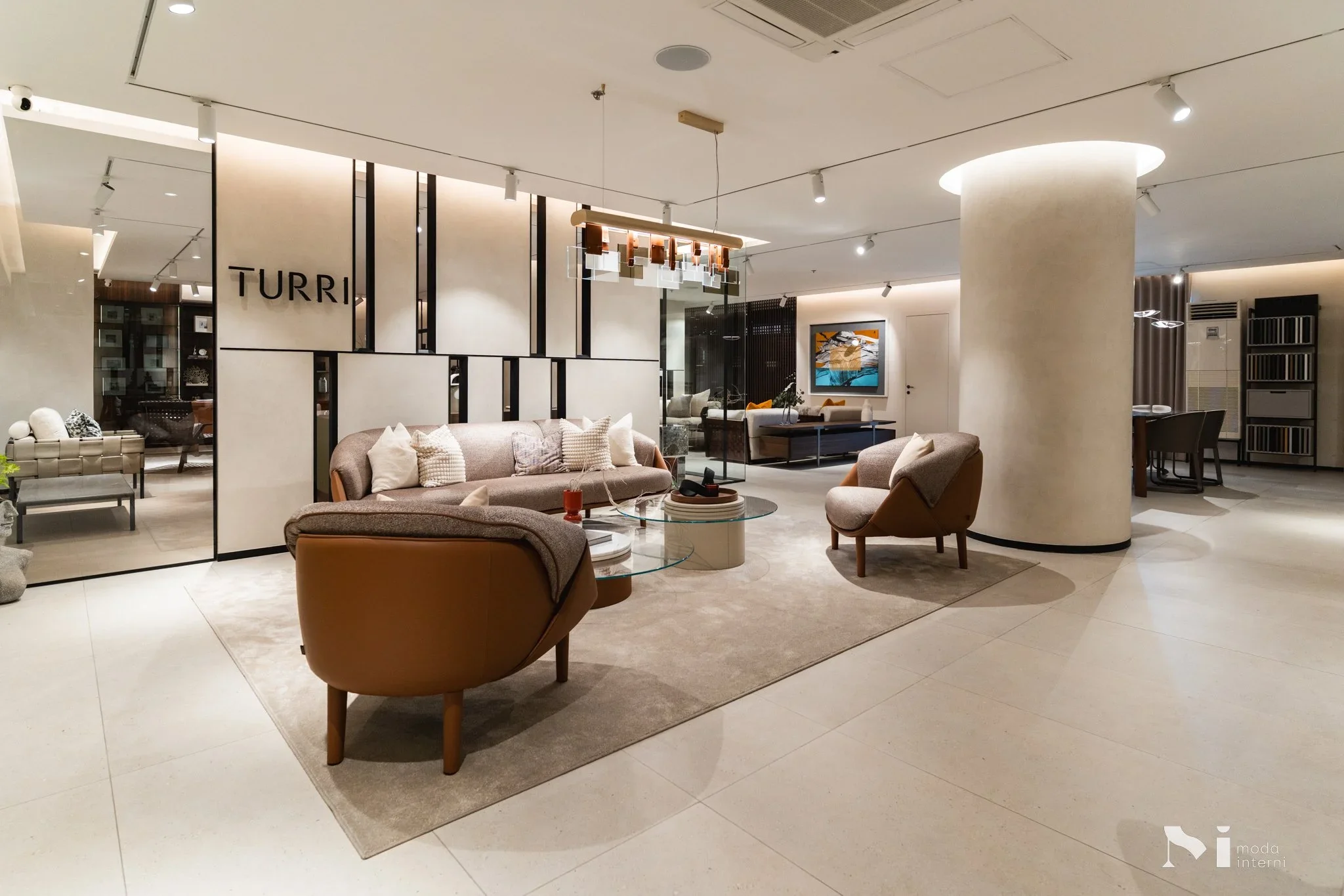 Moda Interni showroom features the best of both modern and contemporary furnitures.