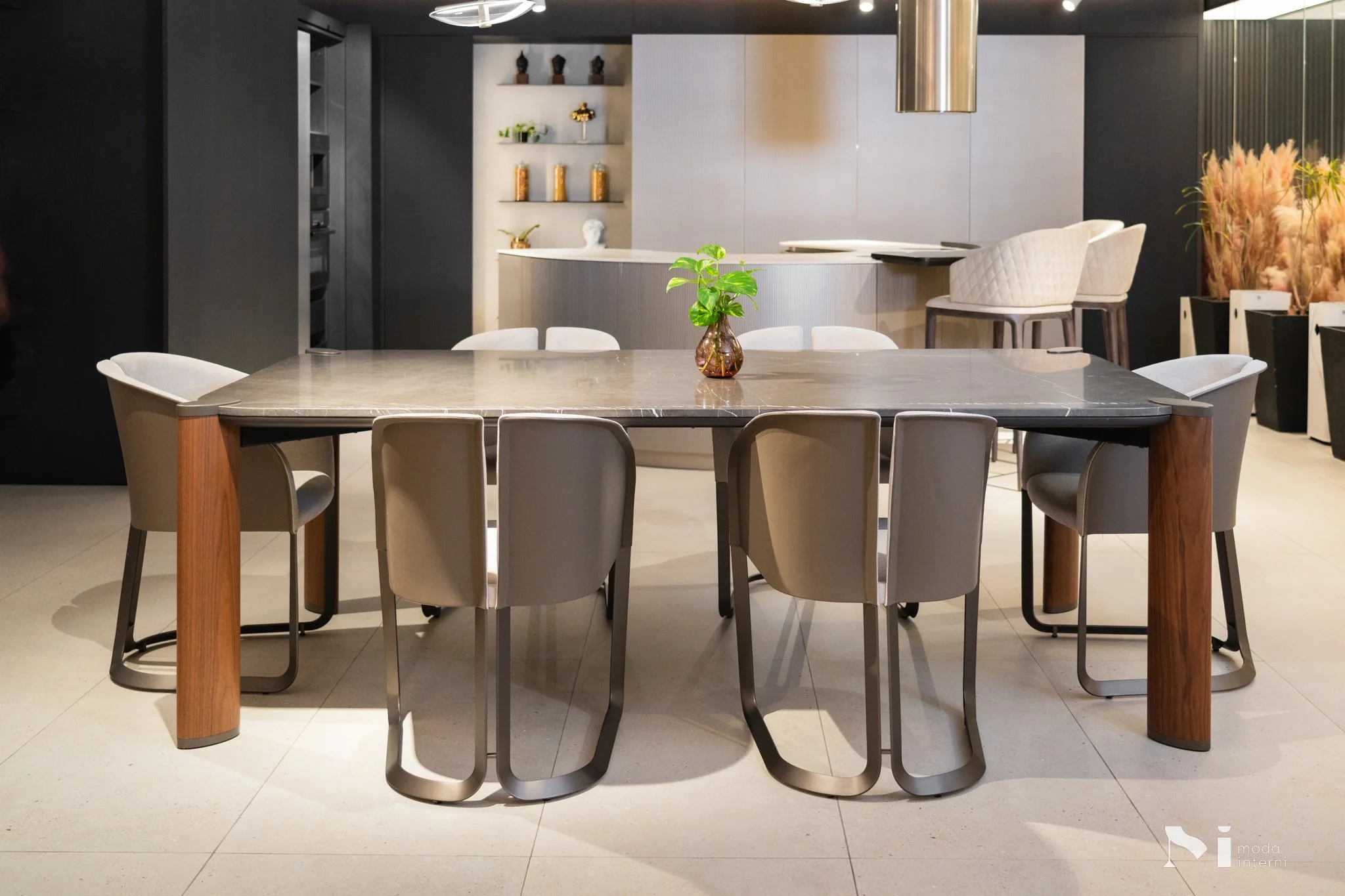 This Turri dining space features the Kyma table by Marco Acerbis, and Milano Collection chairs by Giuseppe Blengini & Agostino Ghirardelli (SBGA.