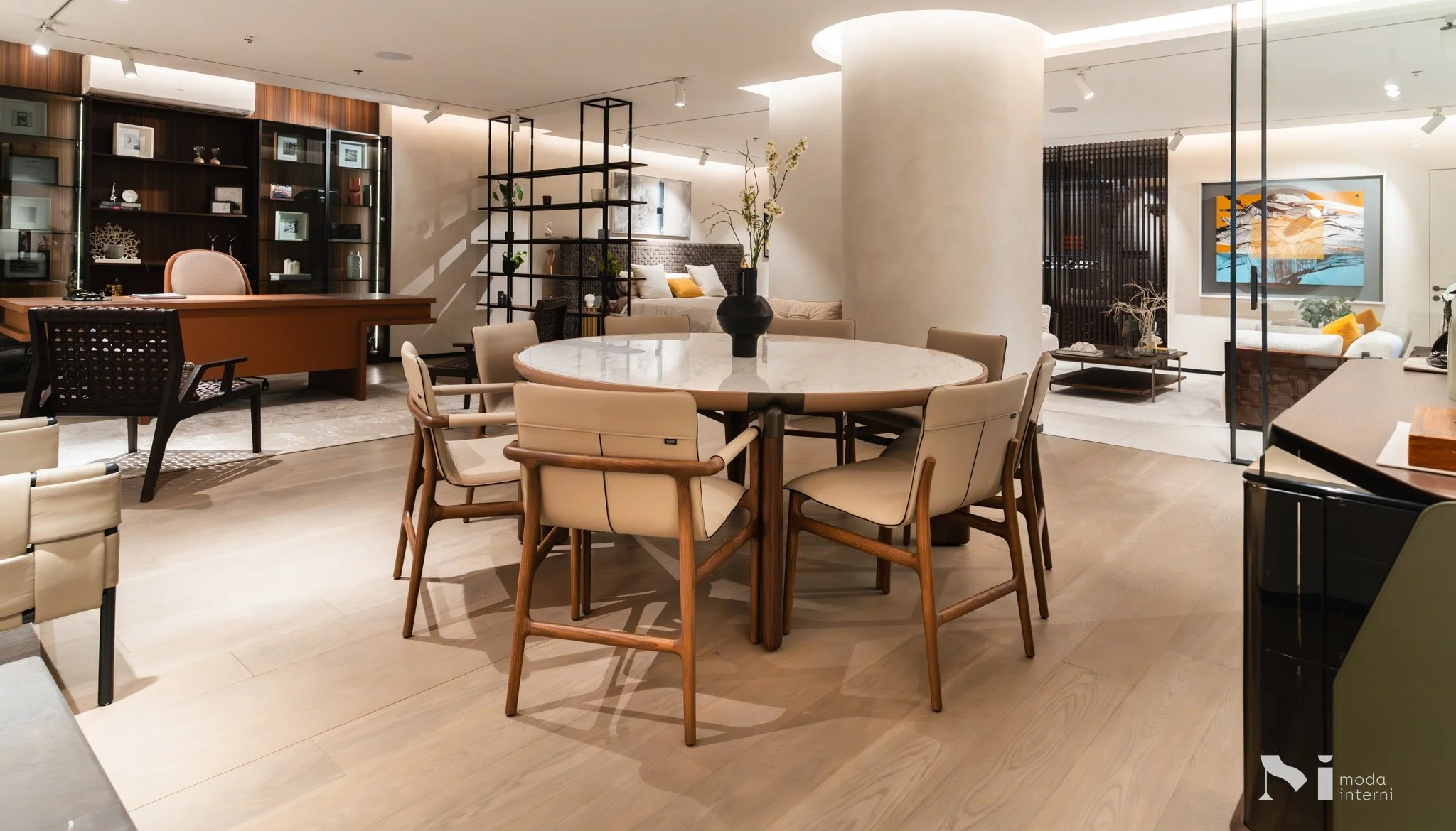 Central to this space is a Turri dining set, featuring the Kenobi table and Nabi chairs by Marco Acerbis. 
