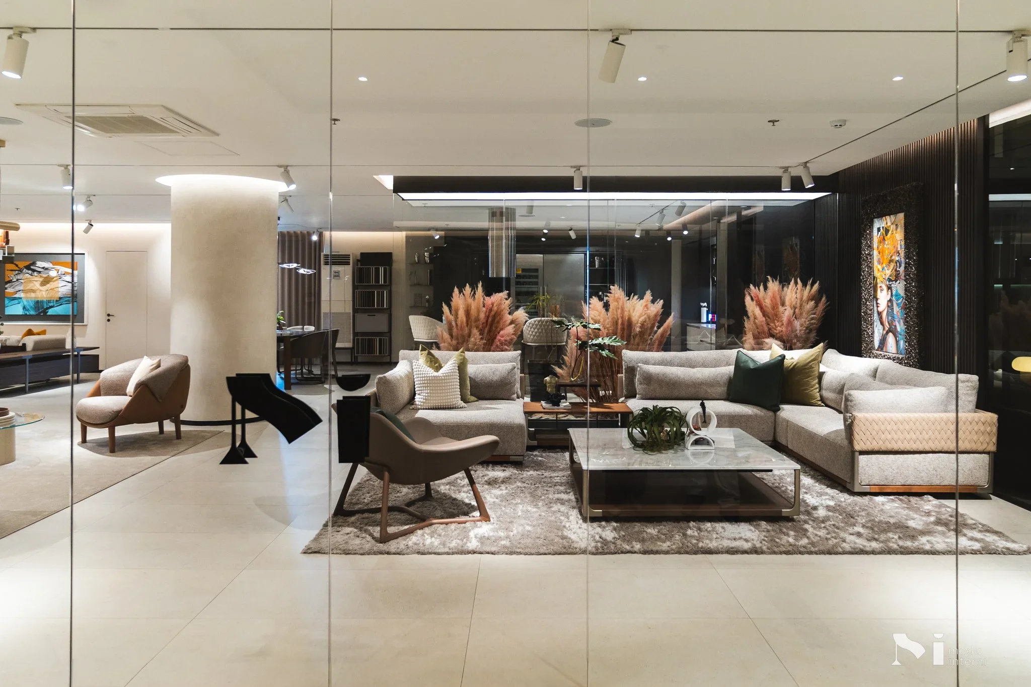 Moda Interni showroom with mix of modern and contemporary design
