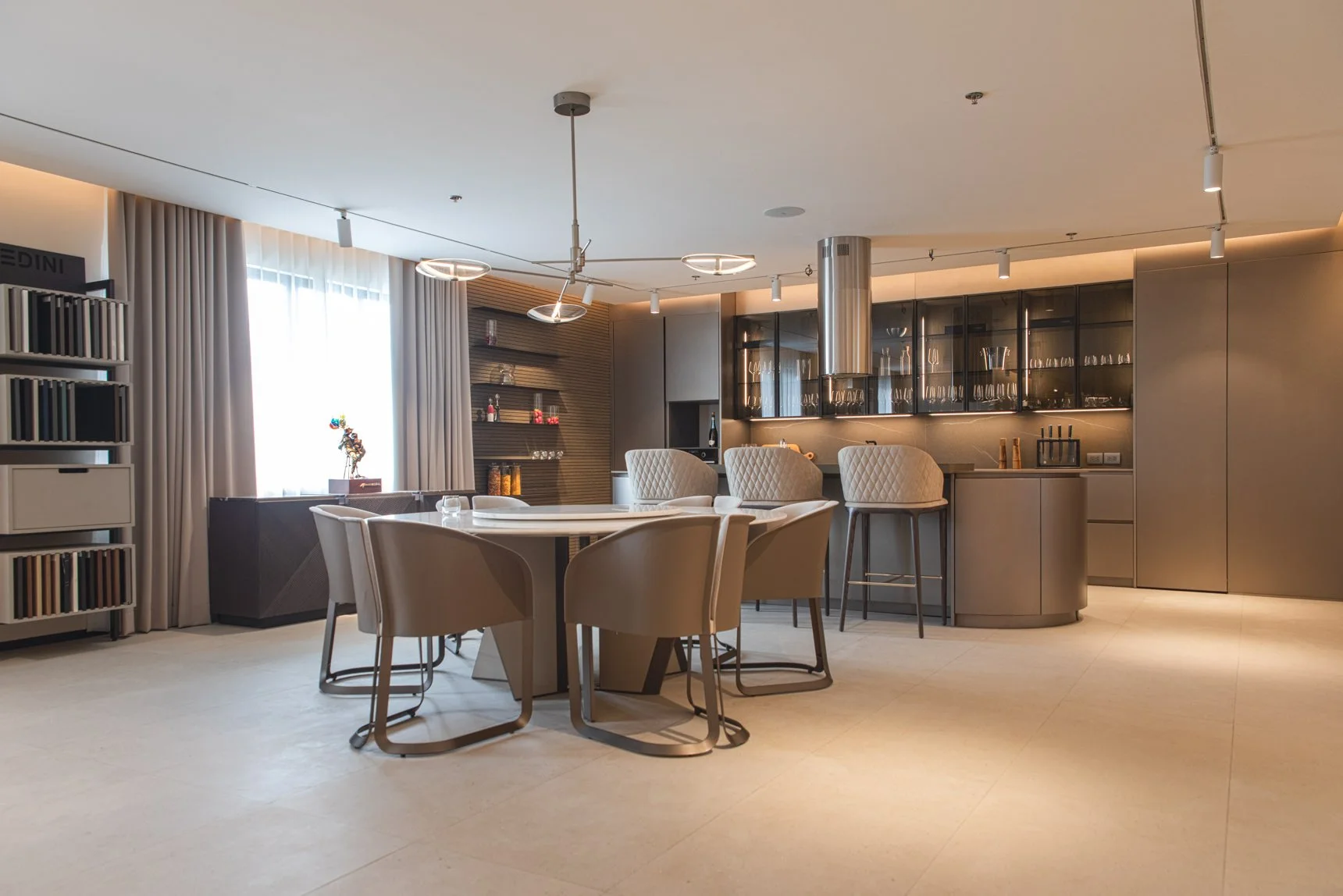 Our Turri dining space, featuring the Milano collection, positioned in front of the Pedini kitchen. 