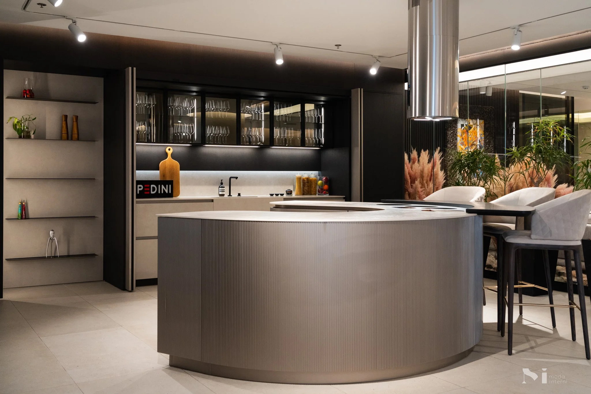 curved-customized-ergonomic-kitchen-pedini-moda-interni