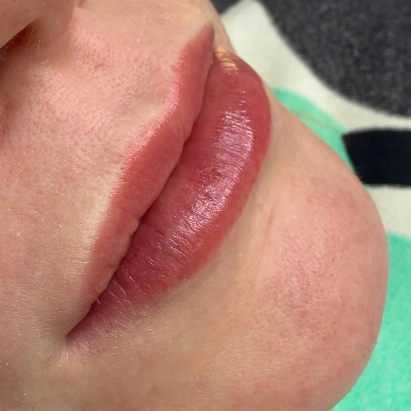 Miksi huultenpigmentointi kannattaa? 💋

- Jos huulten raja on ep&auml;tarkka, h&auml;ipynyt tai vaalea niin pigmentoinnilla saadaan palautettua sinun luonnollinen s&auml;vy huulille.

- Jos huulissa on pient&auml; ep&auml;symmetriaa, kosmeettisia ar