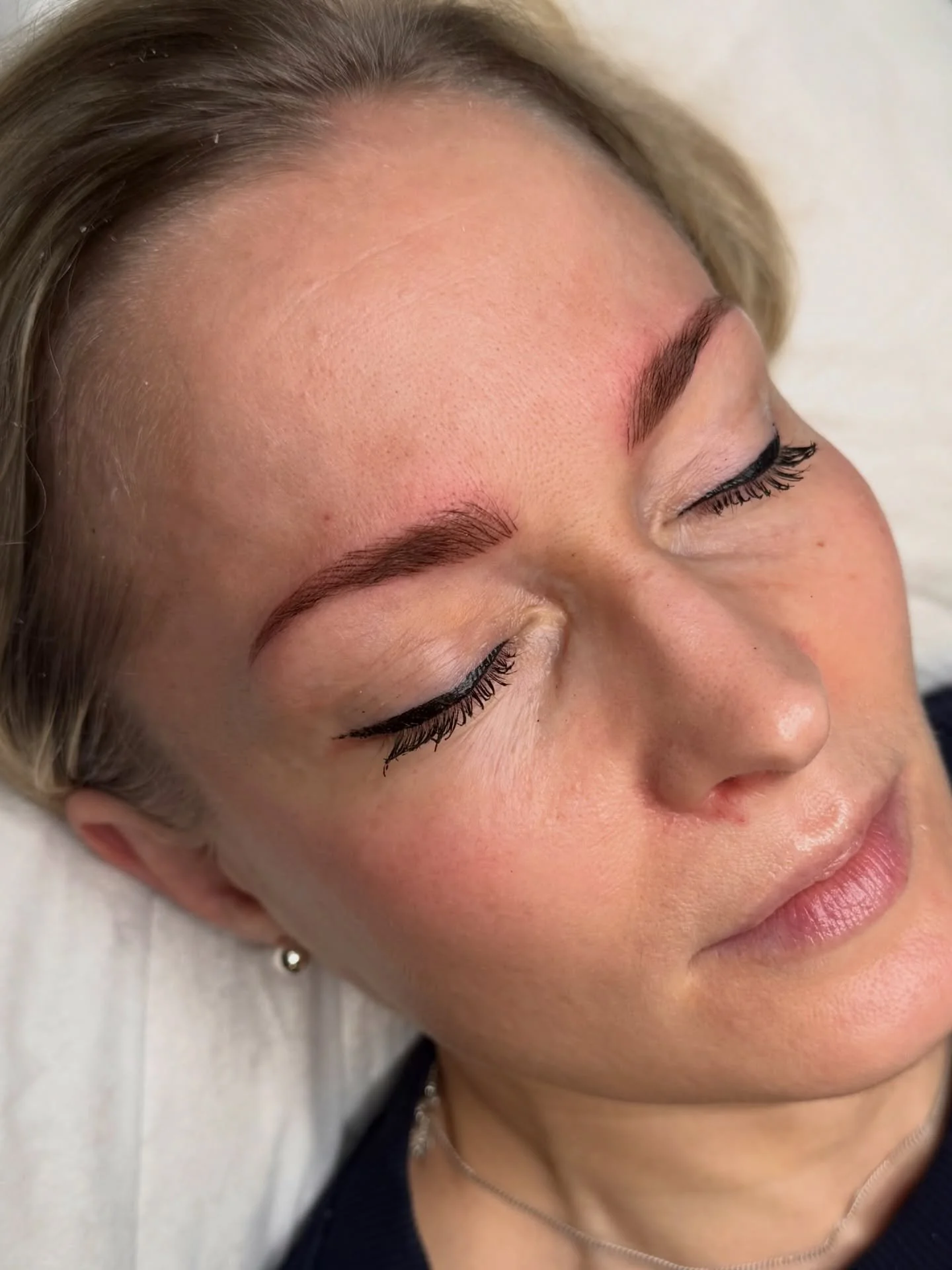 Toiveena luonnollinen lopputulos, mutta niin ettei lopputulos j&auml;&auml; my&ouml;sk&auml;&auml;n liian vaaleaksi ja kevyeksi. Pigmentointiin valittiin s&auml;vy, mik&auml; on l&auml;helle omaa meikki&auml;.💗

Varaa oma aika, niin suunnitellaan si