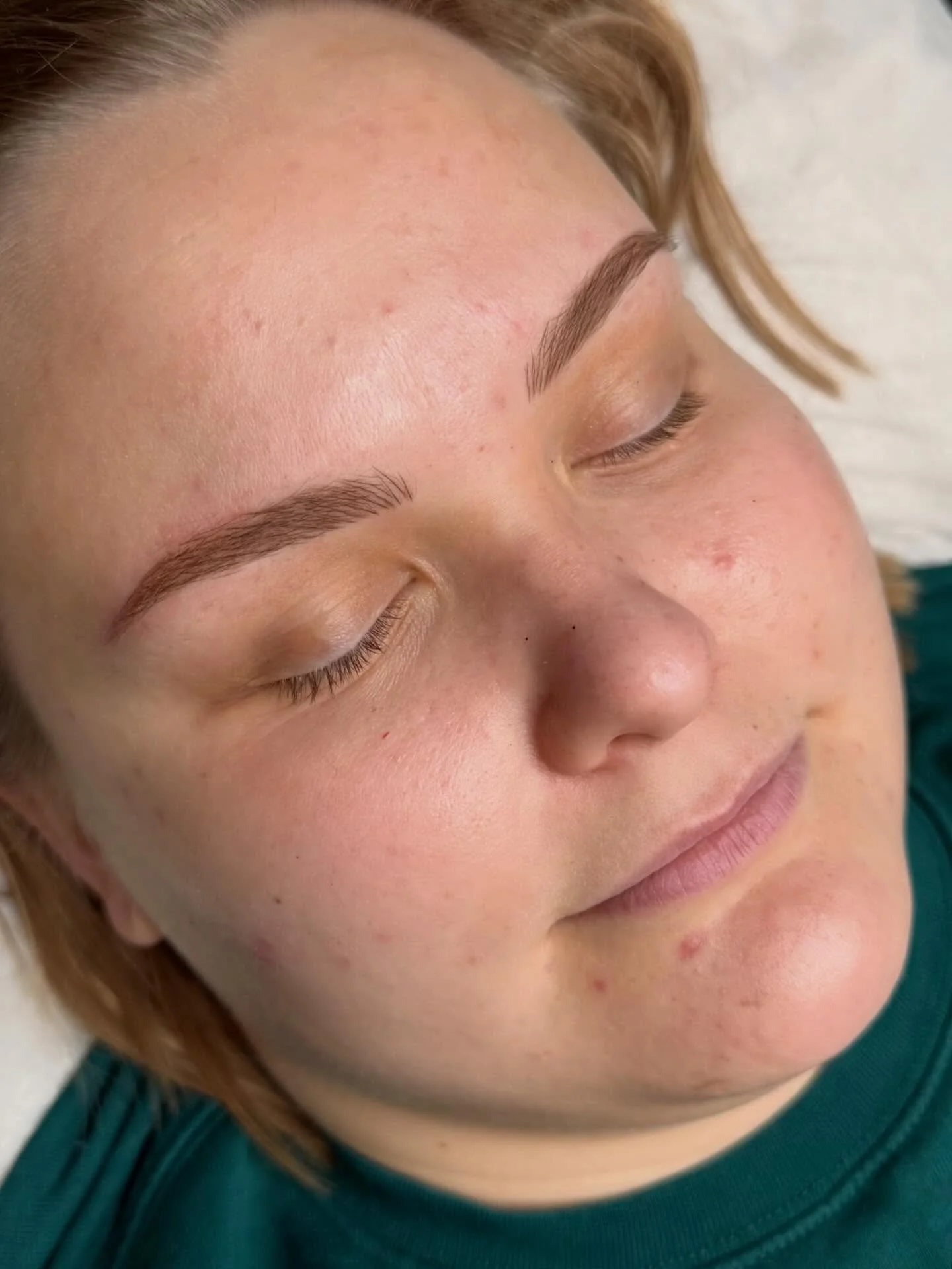 Microblading &amp; shadow💗 

Luonnollinen, muotoa tuova ja symmetriaa tasapainottava lopputulos. S&auml;vyksi valittiin viile&auml; vaaleanruskea s&auml;vy, joka sekoittuu kauniisti omiin kulmiin. 😍

Ajanvaraus
www.booksalon.fi/browsjenna
www.jenna