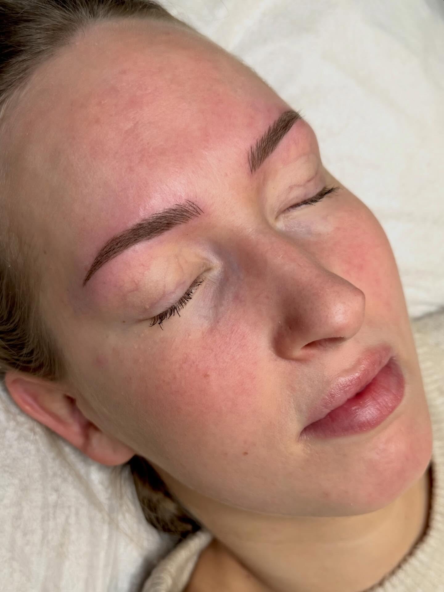 Luonnollisuus, pehmeys ja ajattomuus on t&auml;rkeimpi&auml; asioita kulmia pigmentoidessa. Kevyt ja kaunis lopputulos ei ole sattumaa, vaan riippuu useista eri tekij&ouml;ist&auml;. 

Uusimmilla pigmentointitekniikoilla saadaan tarkkaa, luonnollista