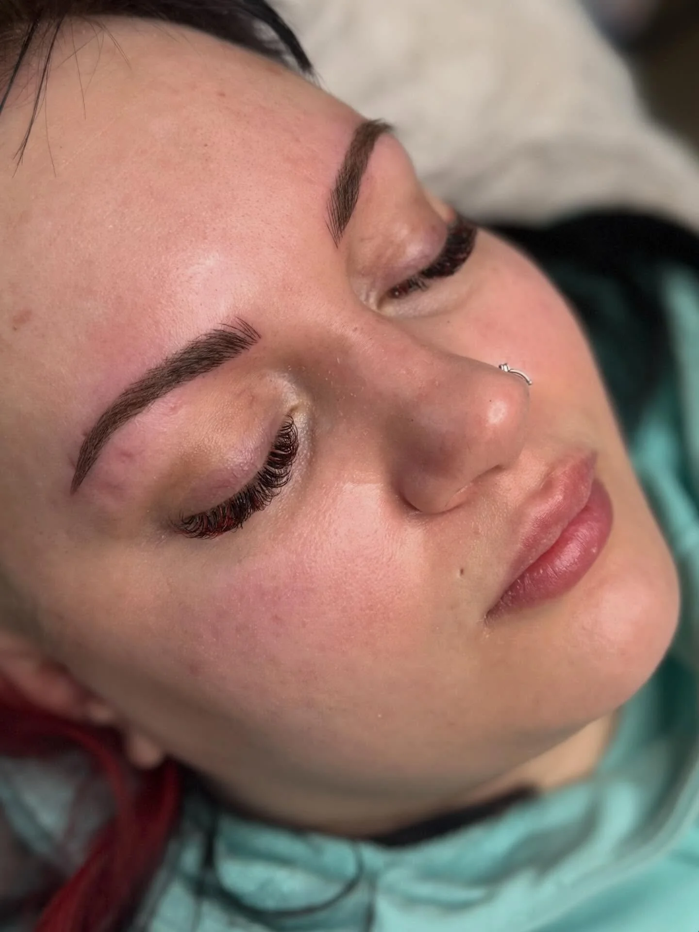 Luonnolliset kulmat karvatekniikalla. Pigmentoimalla saatiin korjattua symmetriaa sek&auml; muotoa t&auml;ytt&auml;m&auml;ll&auml; kohtia miss&auml; omia karvoja ei ollut. Miten upeat! 😍 

Ajanvaraus
www.booksalon.fi/browsjenna
www.jennakempas.fi

#