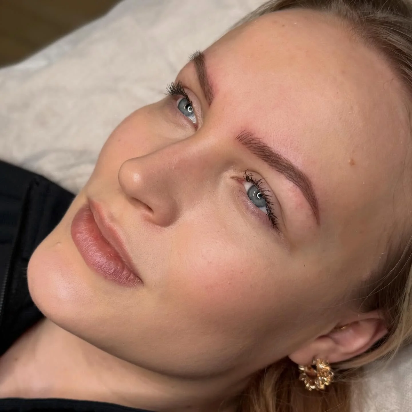 Kulmien vuosivahvistus.❤️ 

Alkuper&auml;inen pigmentointi on tehty noin 1.5v sitten, ja se on haalistunut kauniisti ja tasaisesti kuten kuuluukin.😍

Ajanvaraus
www.booksalon.fi/browsjenna
www.jennakempas.fi

#pigmentointi#microbladingjoensuu#microb