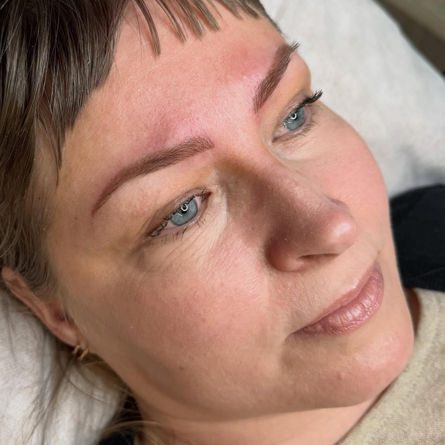 Nanobrows 💕

Nanotekniikka n&auml;kyy t&auml;n&auml; kev&auml;&auml;n&auml; enemm&auml;n. 🩷 

T&auml;m&auml; tekniikka on siit&auml; upea, ett&auml; se on todella hell&auml;varainen iholle. T&auml;ll&auml; saadaan hallittua yksitt&auml;isen karvan 